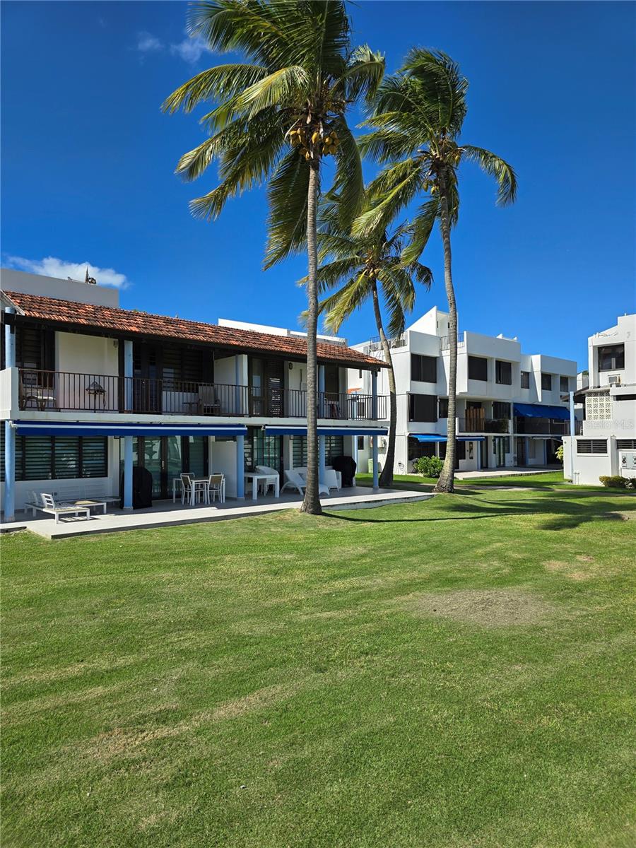 Beautiful apartment located in the northeast area of the island. On the best beach in the area next to Rio Mar Resort and the El Yunque Rainforest. Steps from the beach. A super comfortable apartment with an open kitchen that connects with the apartment and the view of the green areas of the complex. The balcony was extended with a front view of the pool area and tennis courts. With a green area to relax and unwind after a busy day. Close to two golf courses and restaurants. Thirty minutes from the metropolitan area.
It has two swimming pools, tennis courts, volleyball, basketball and recreative areas. 24/7 security.