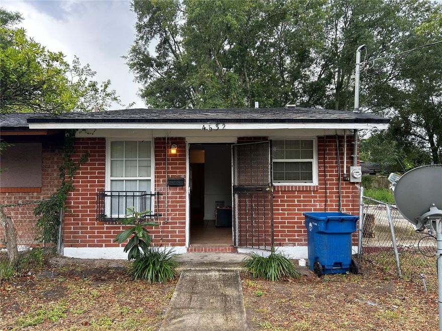 Updated 2/1 townhome in Jacksonville. AVAILABLE IMMEDIATELY! Washer hookup in unit, fenced in back and front yards, fresh paint throughout, newly resurfaced tub, newly refinished kitchen cabinets, new bathroom vanity, new light fixtures throughout. Section 8 and housing programs OK!