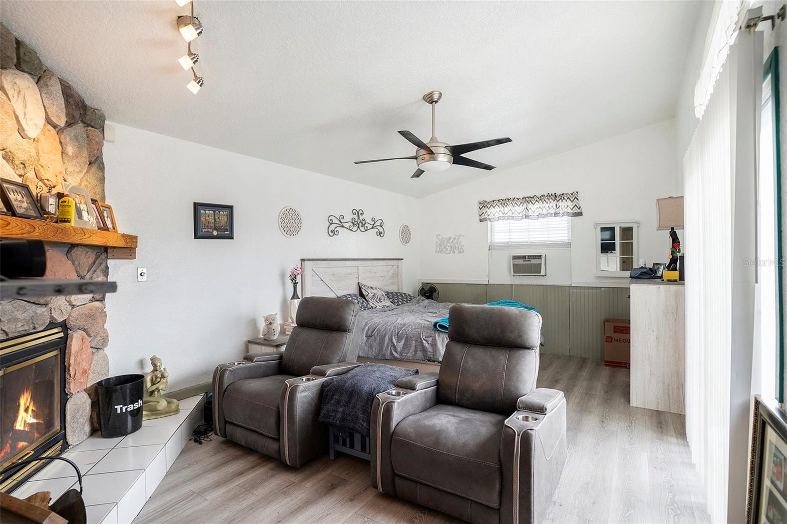 THE LAKES - Residential