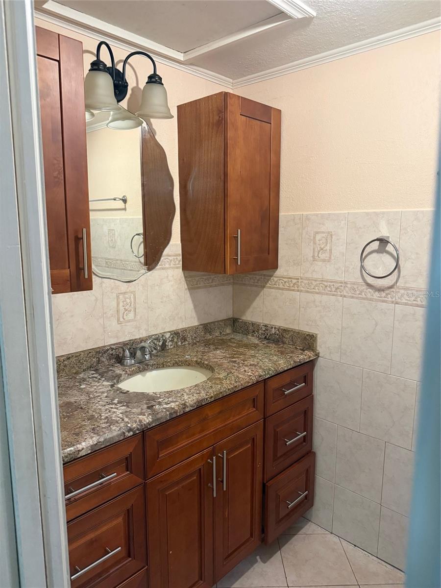 LAKE HARRIET ESTATES - Residential Lease