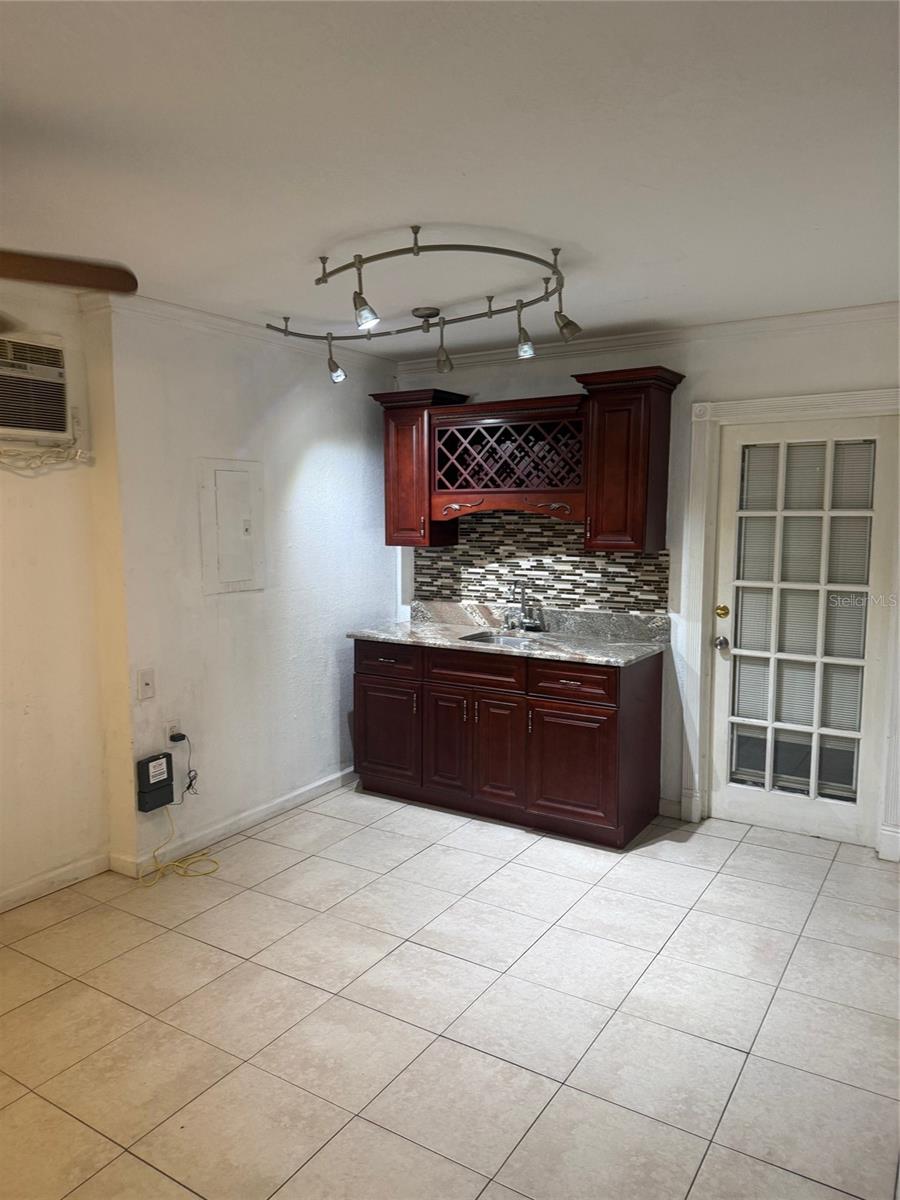 LAKE HARRIET ESTATES - Residential Lease