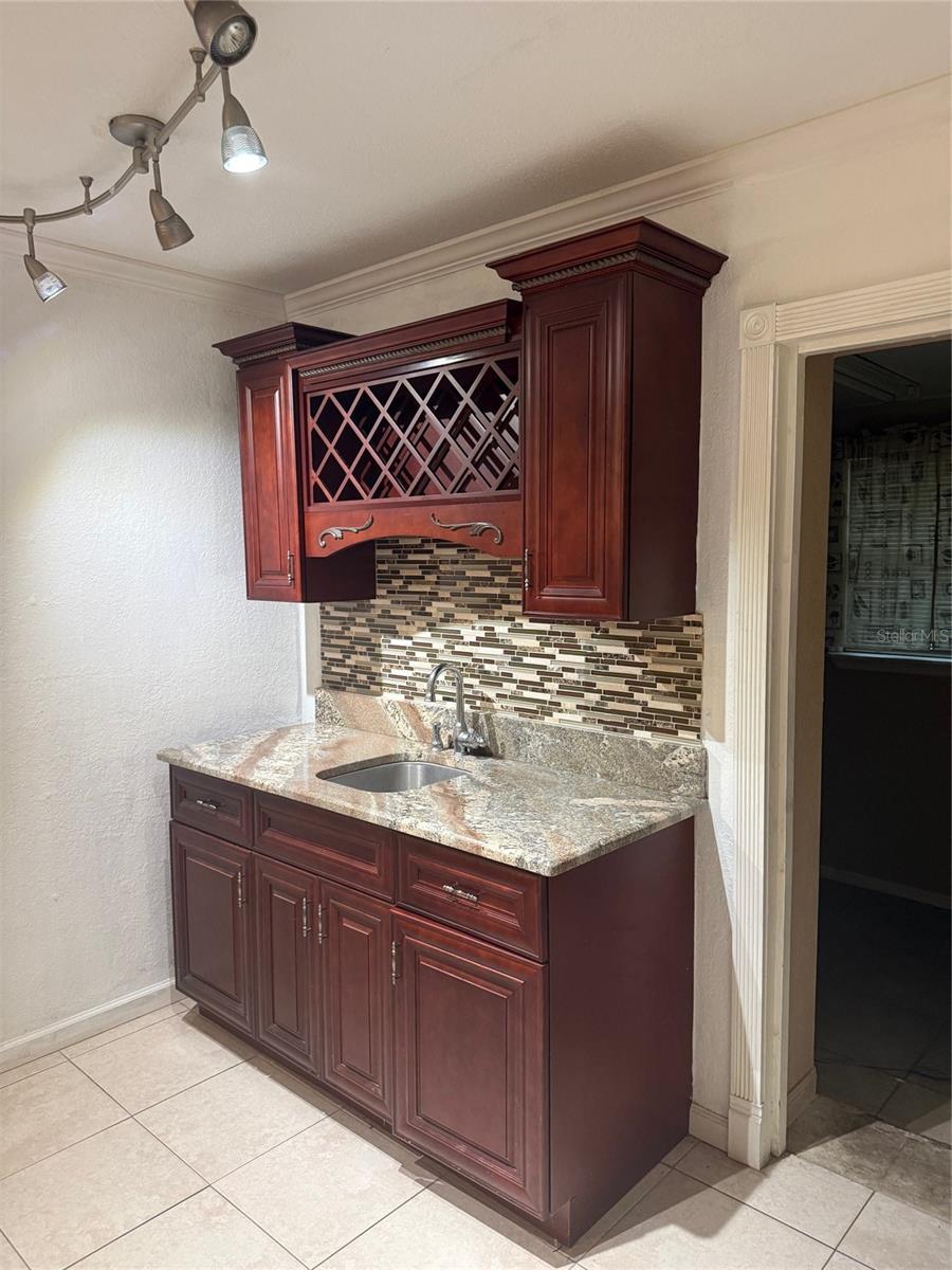 LAKE HARRIET ESTATES - Residential Lease