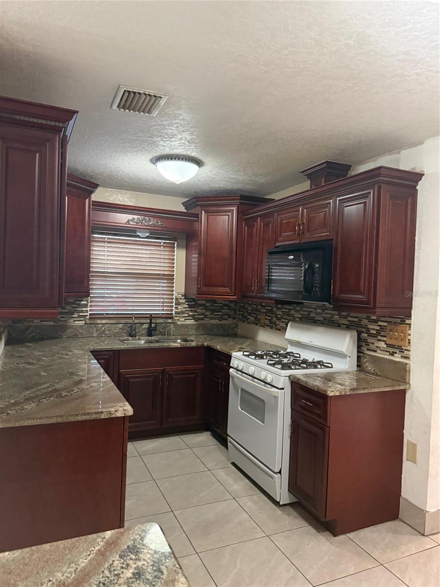 LAKE HARRIET ESTATES - Residential Lease