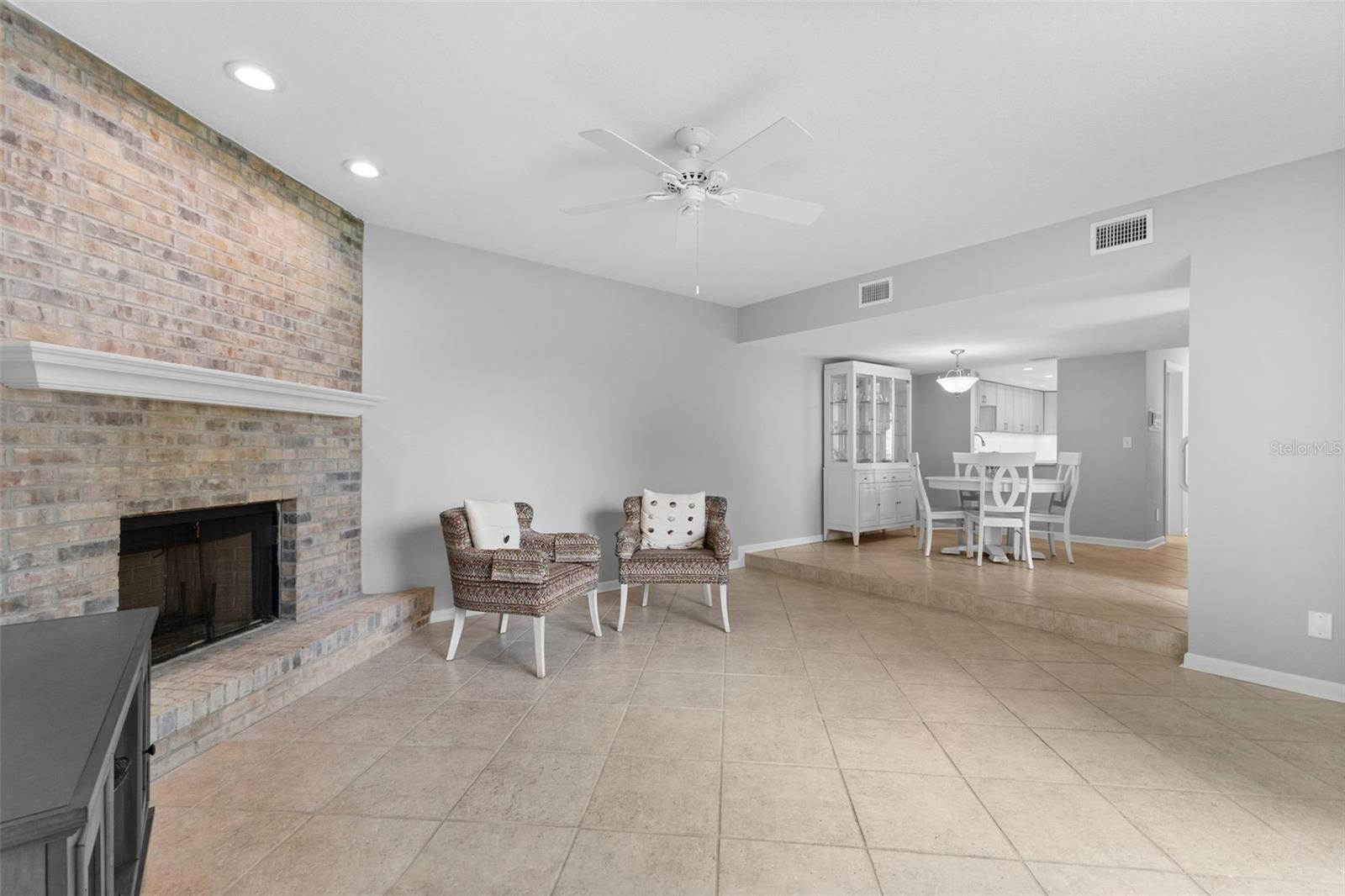 GROVEWOOD 3010 CONDO - Residential Lease