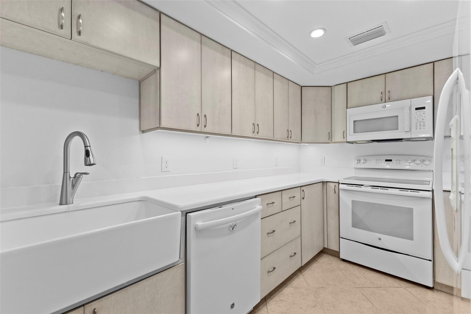 GROVEWOOD 3010 CONDO - Residential Lease