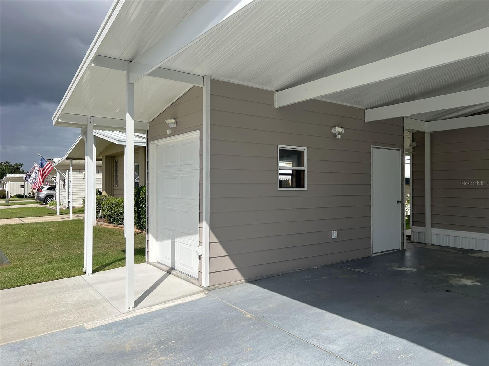 FLORAL LAKES - Residential