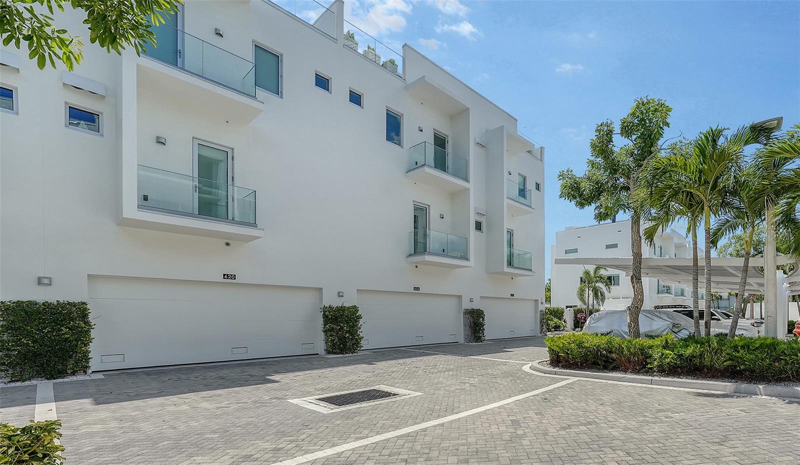 TOWNHOMES OF ORANGE CLUB - Residential