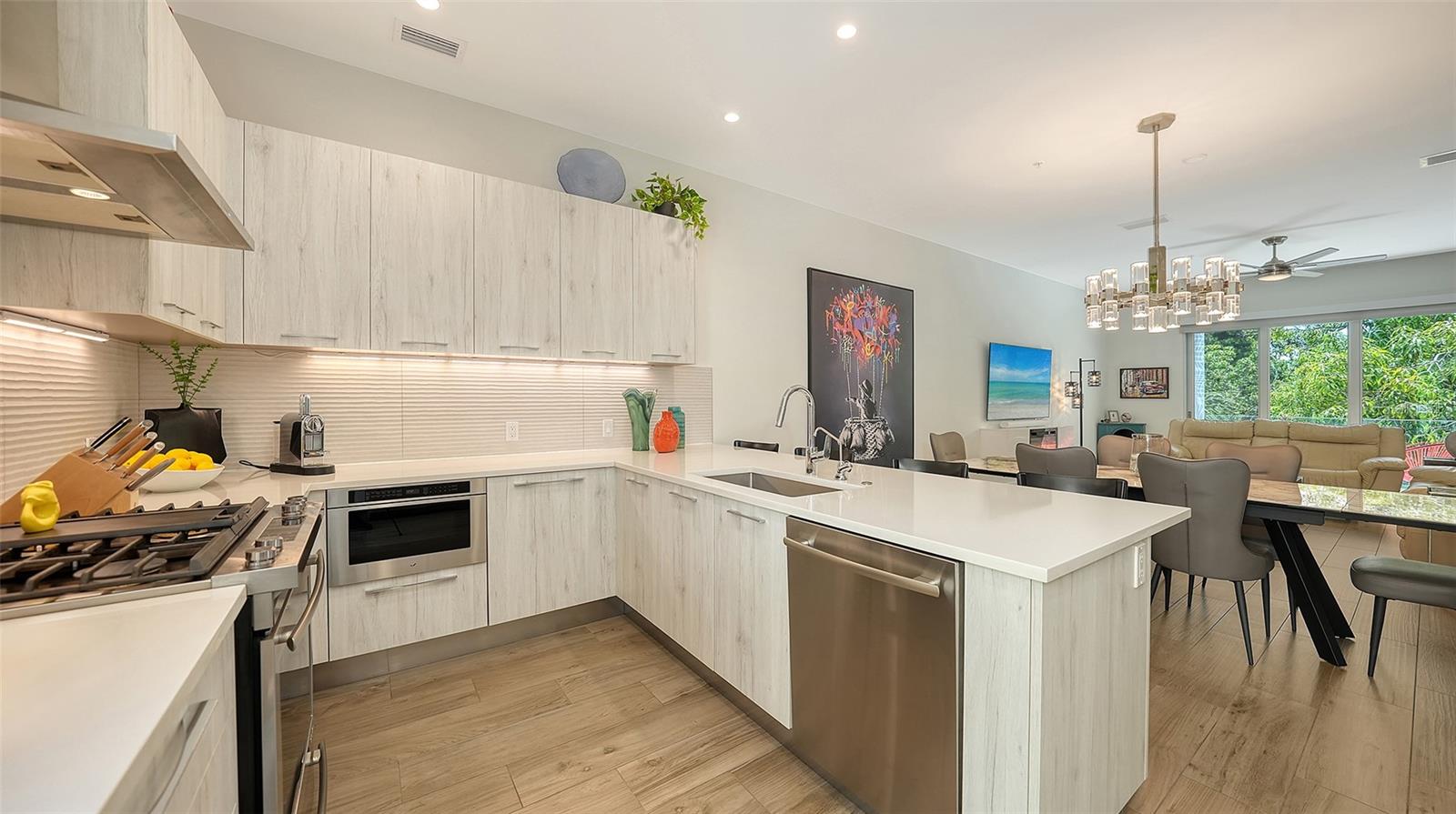 TOWNHOMES OF ORANGE CLUB - Residential