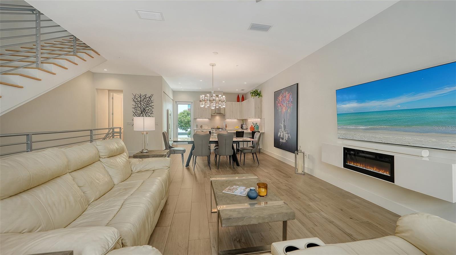 TOWNHOMES OF ORANGE CLUB - Residential