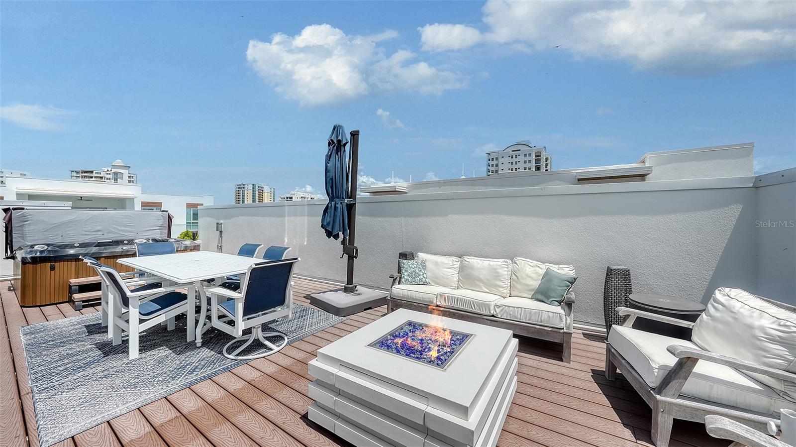 TOWNHOMES OF ORANGE CLUB - Residential