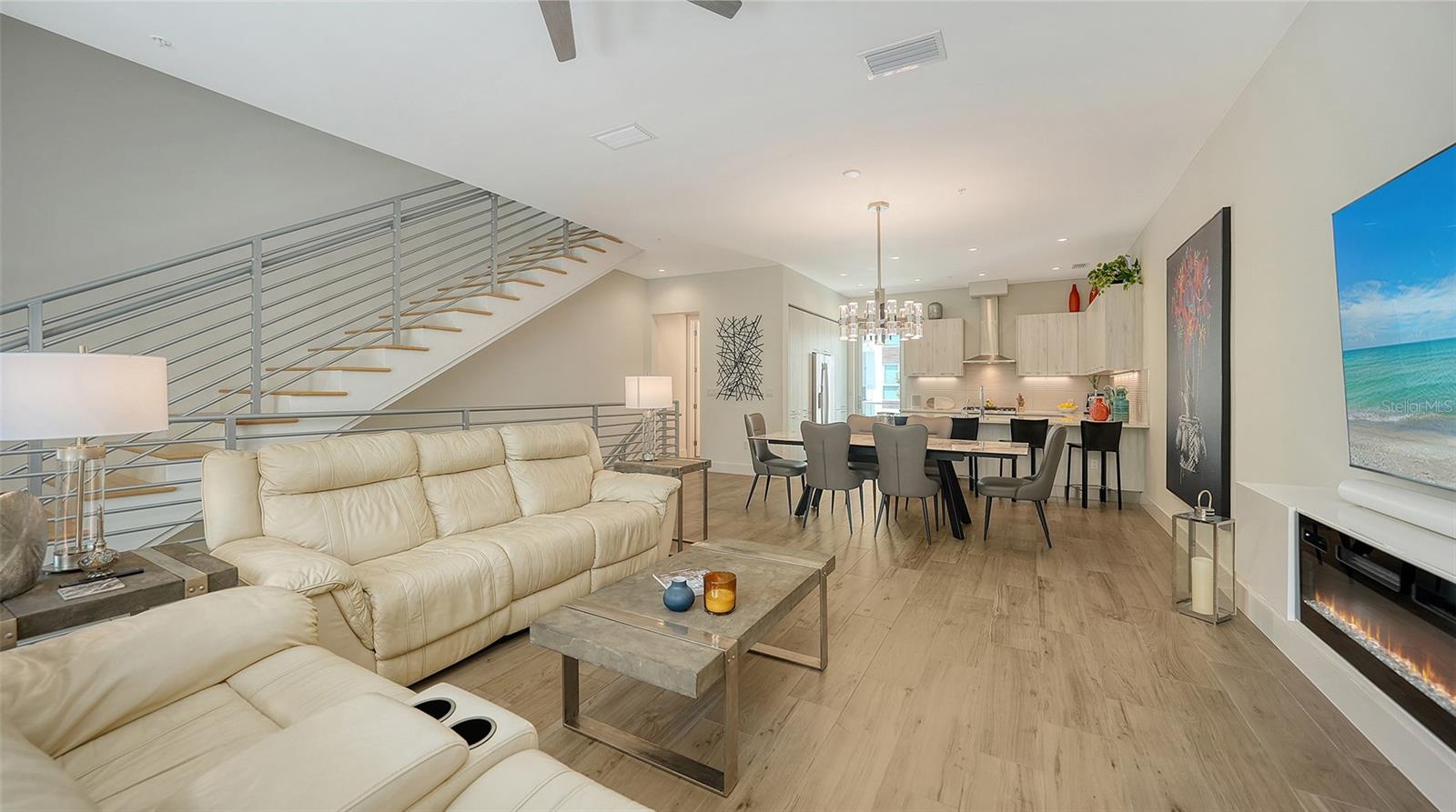 TOWNHOMES OF ORANGE CLUB - Residential