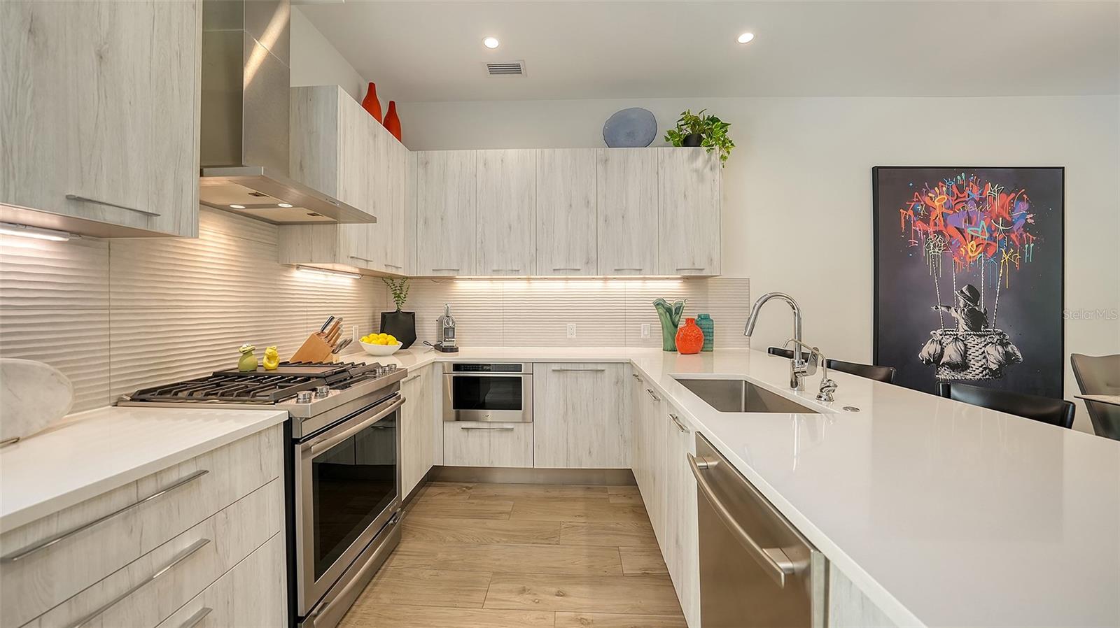 TOWNHOMES OF ORANGE CLUB - Residential