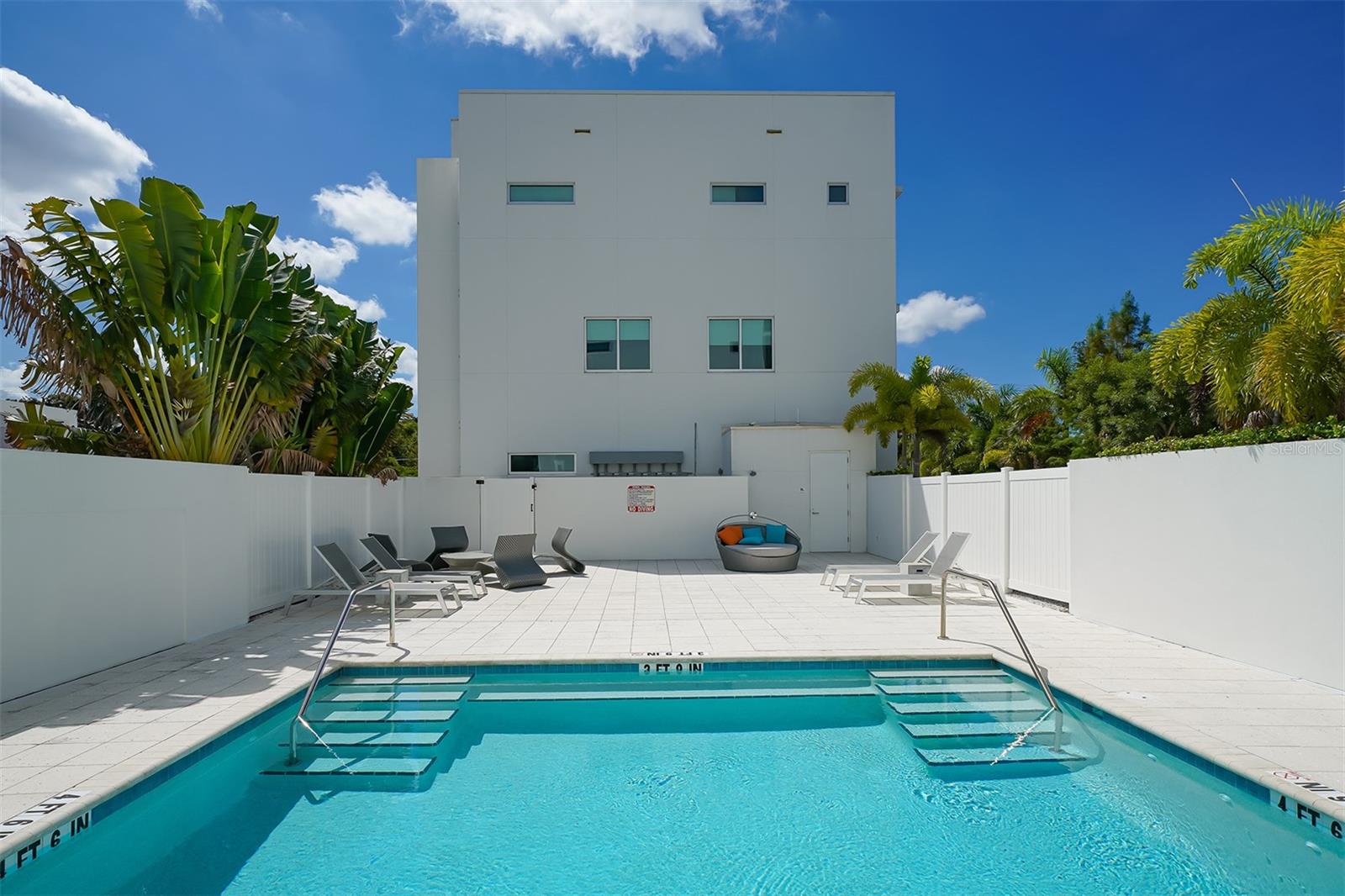 TOWNHOMES OF ORANGE CLUB - Residential