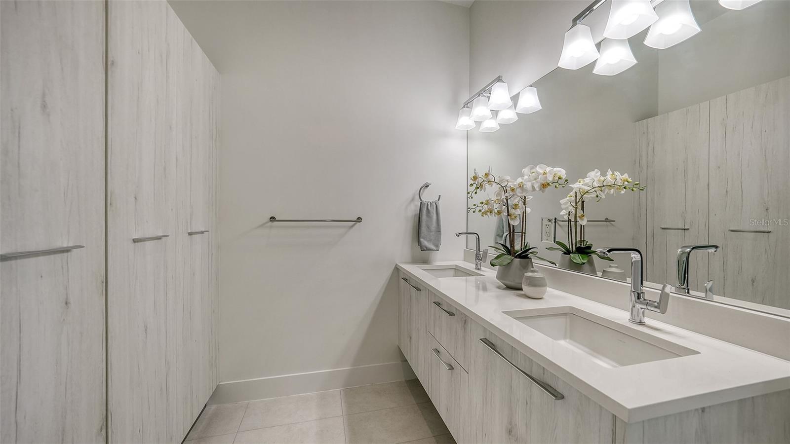 TOWNHOMES OF ORANGE CLUB - Residential