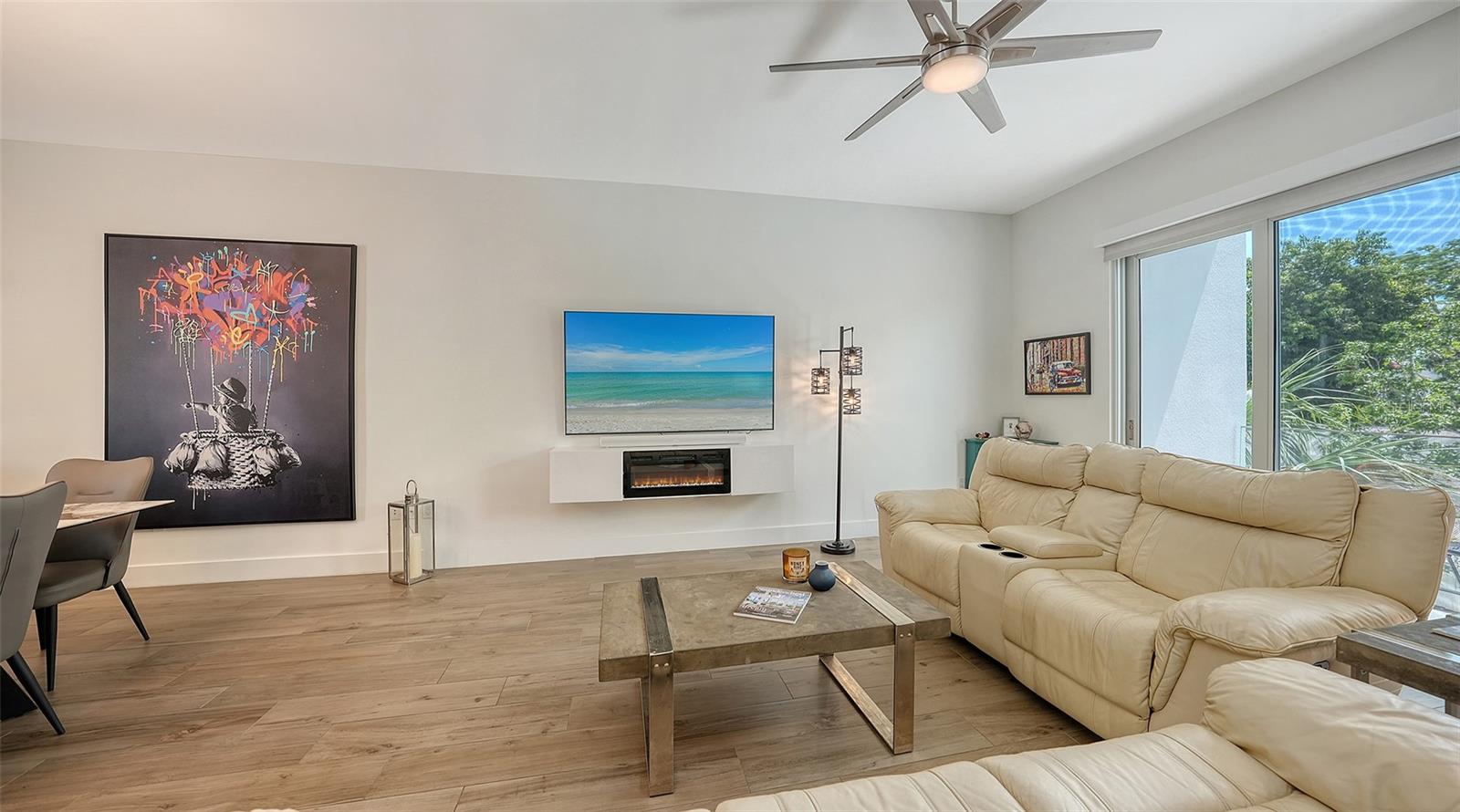 TOWNHOMES OF ORANGE CLUB - Residential