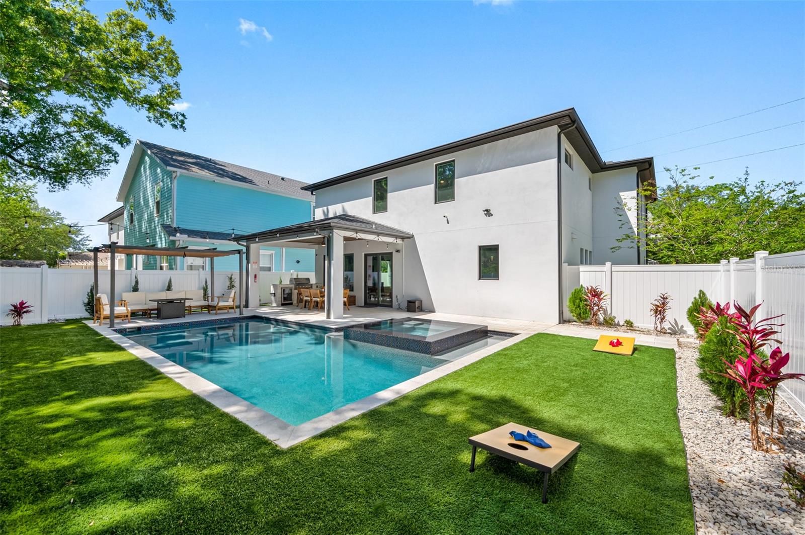 SUBURB ROYAL - Residential Lease