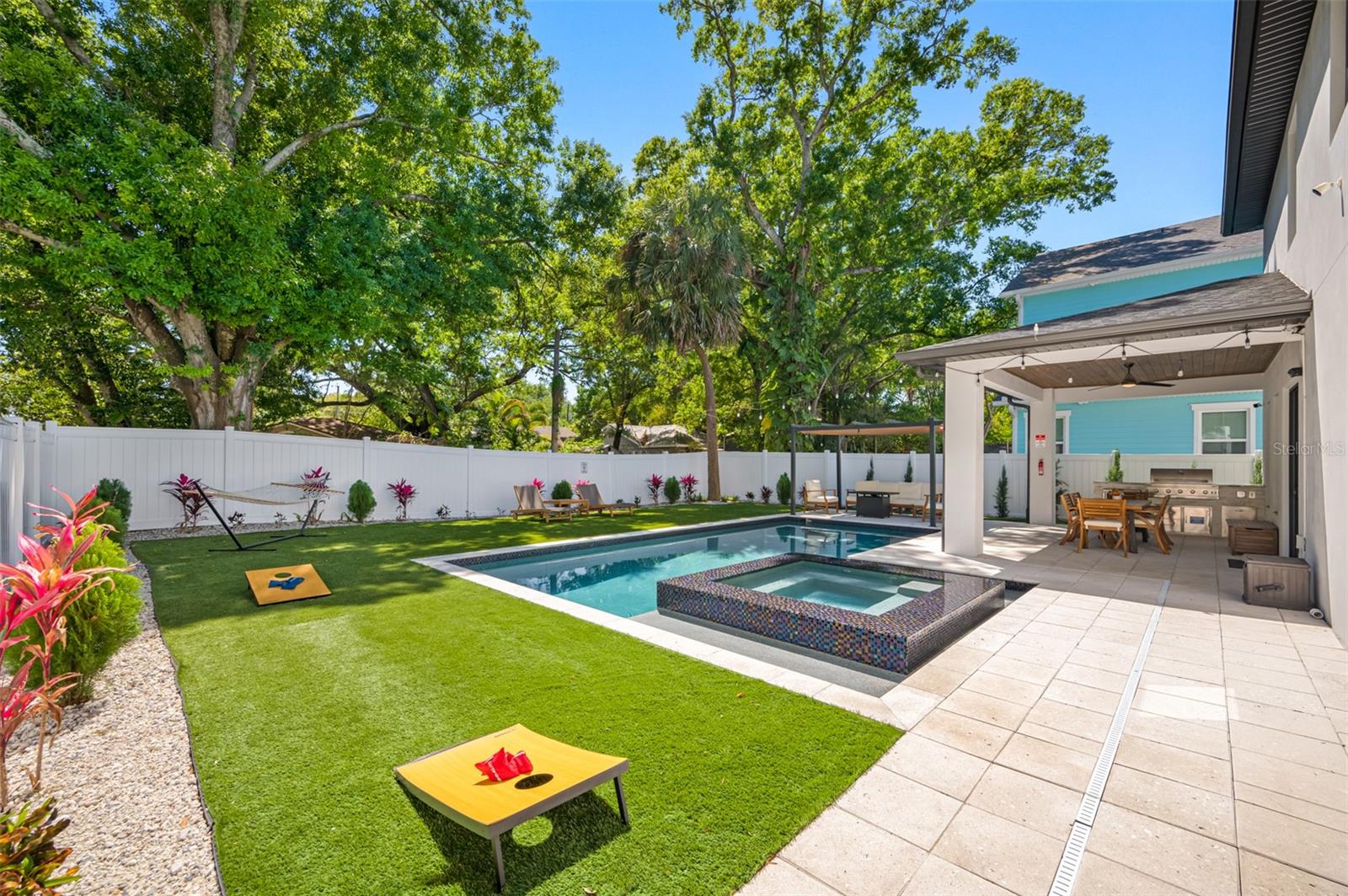 SUBURB ROYAL - Residential Lease