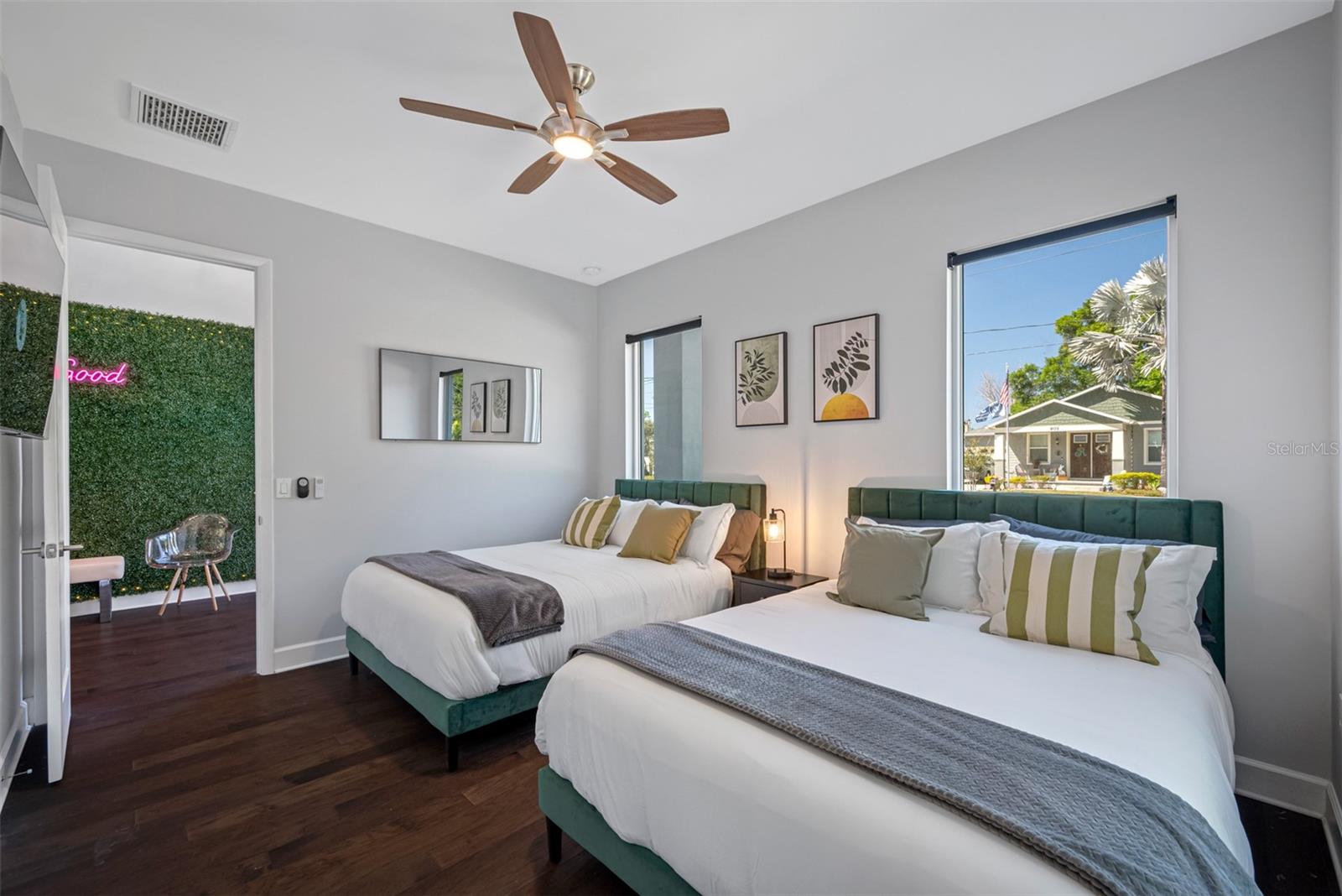 SUBURB ROYAL - Residential Lease