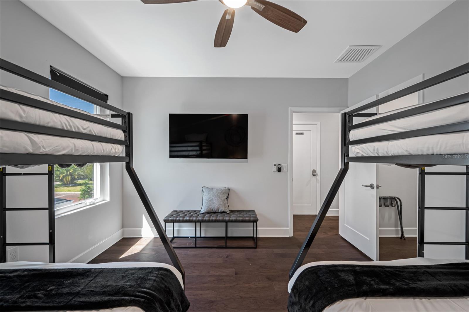 SUBURB ROYAL - Residential Lease