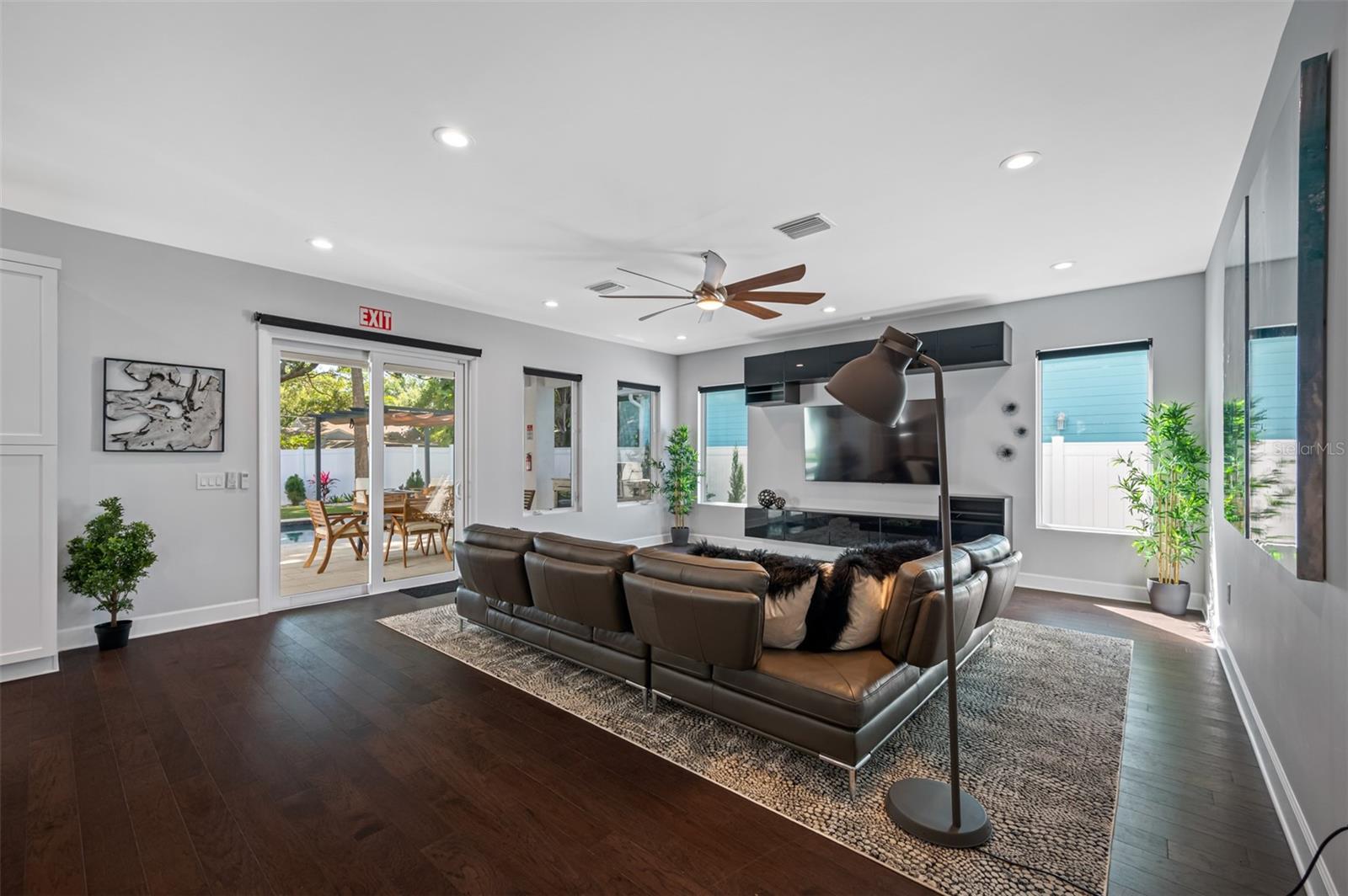 SUBURB ROYAL - Residential Lease