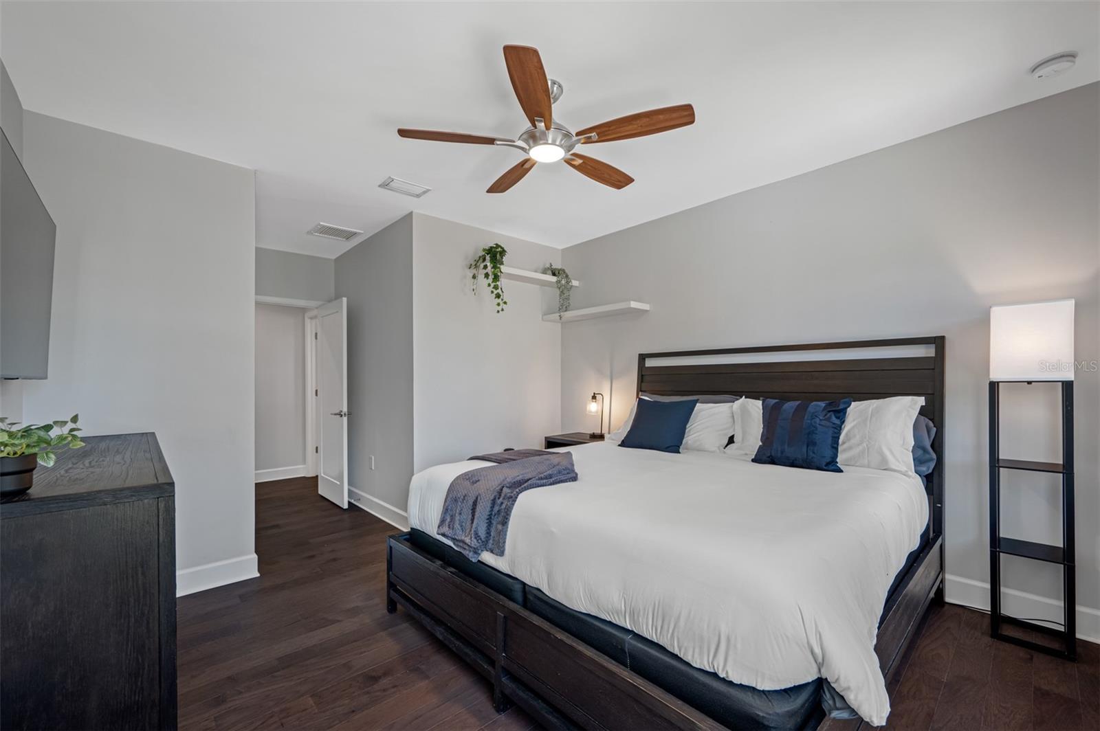 SUBURB ROYAL - Residential Lease