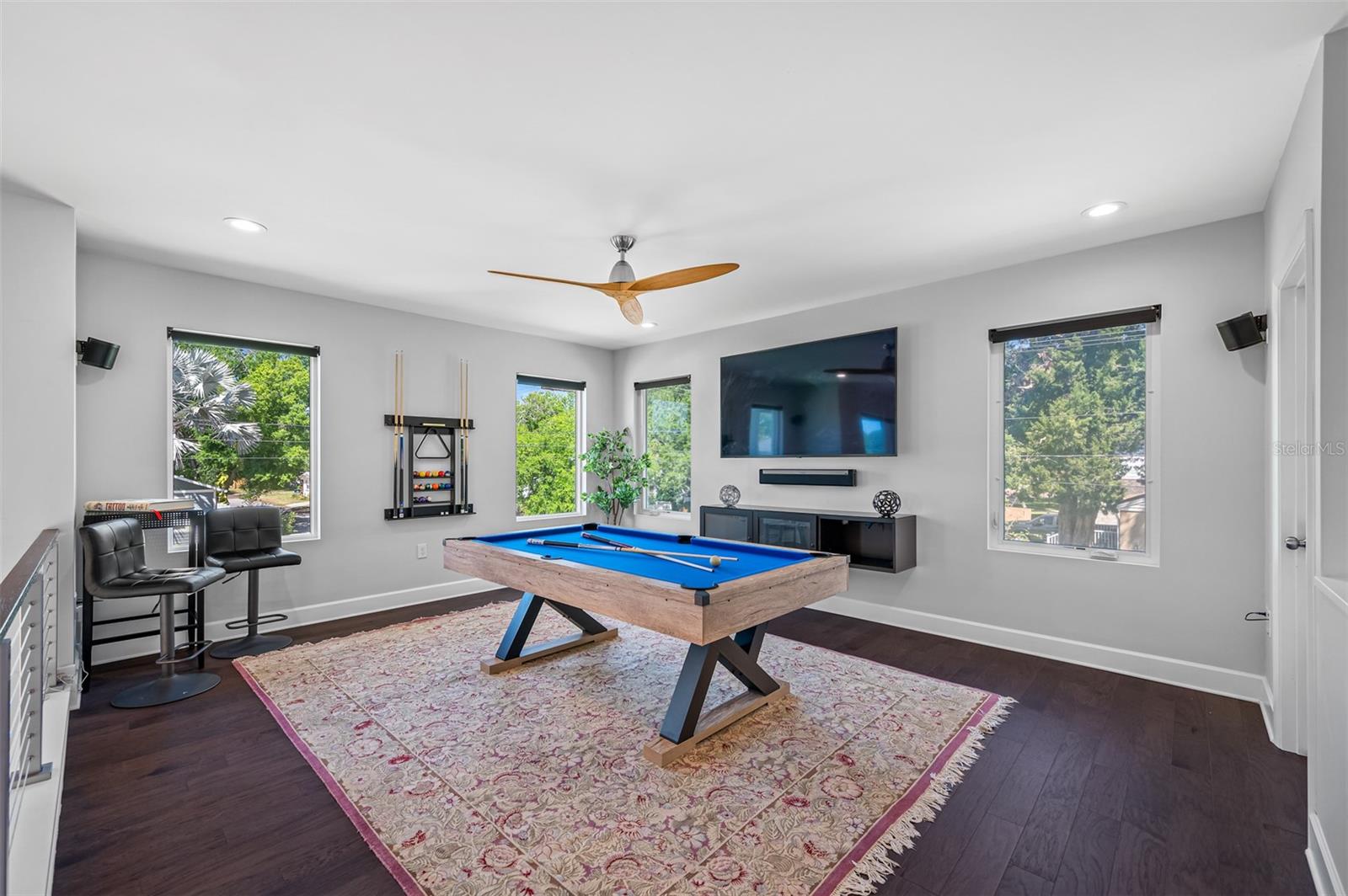 SUBURB ROYAL - Residential Lease