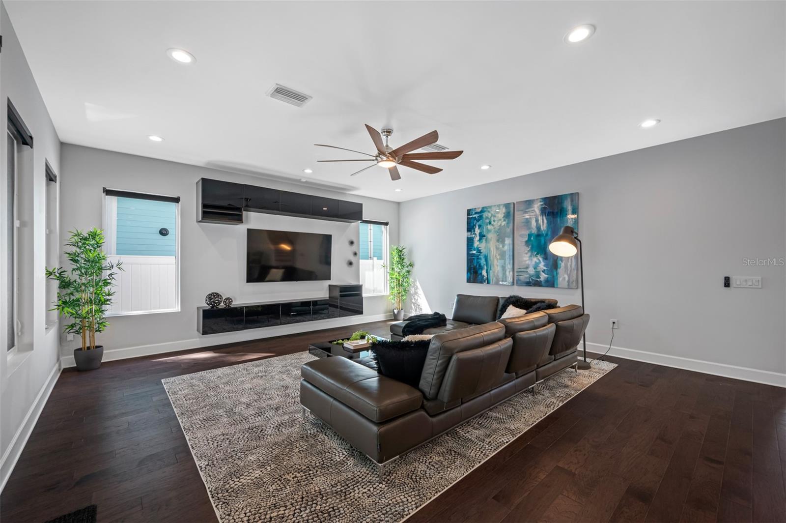 SUBURB ROYAL - Residential Lease