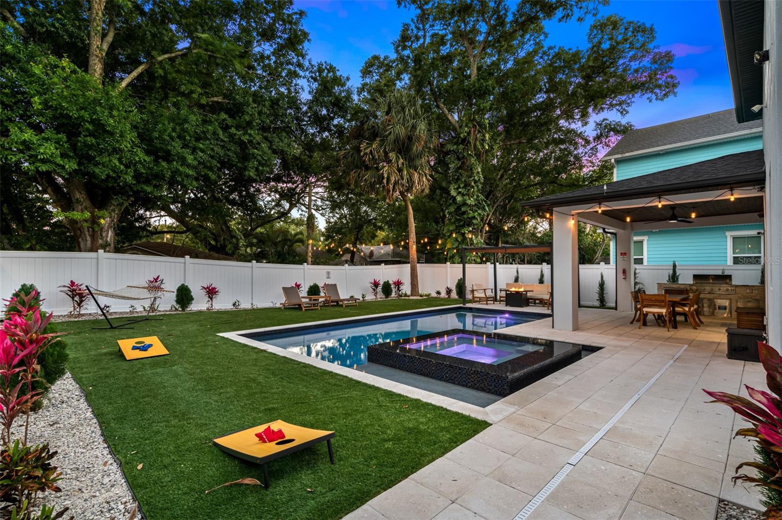 SUBURB ROYAL - Residential Lease