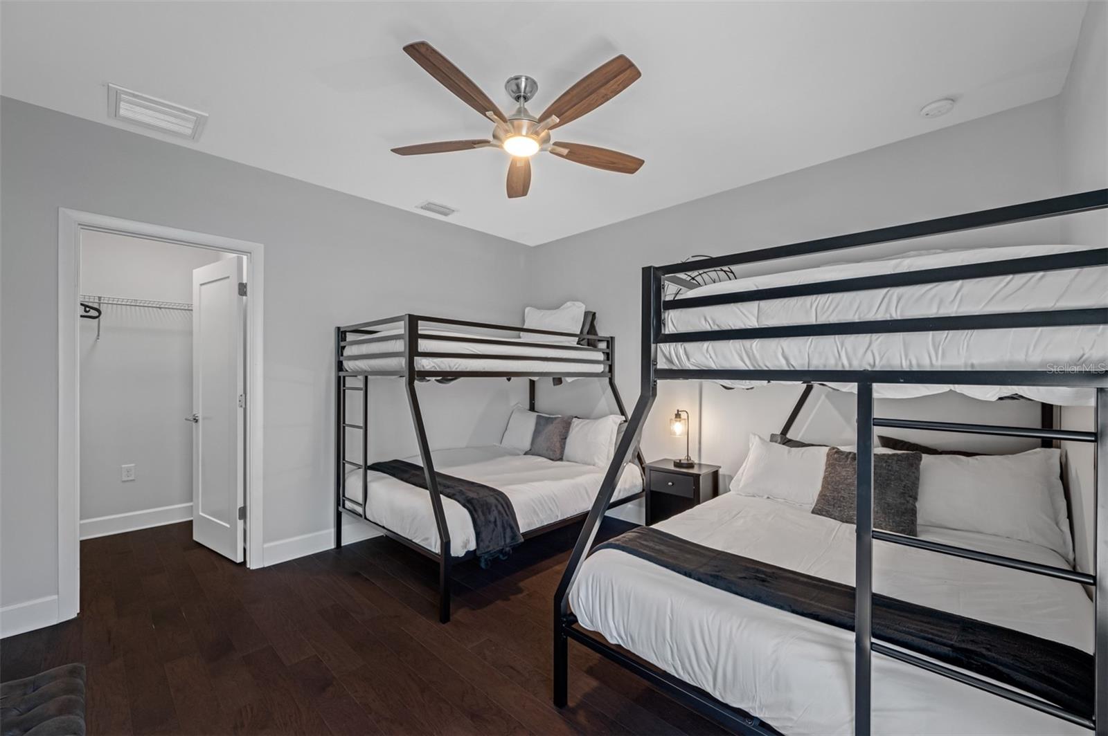 SUBURB ROYAL - Residential Lease