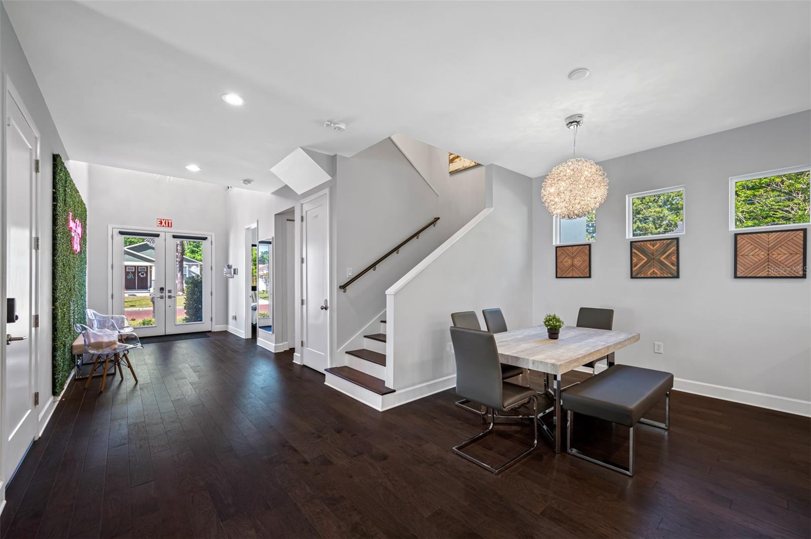 SUBURB ROYAL - Residential Lease