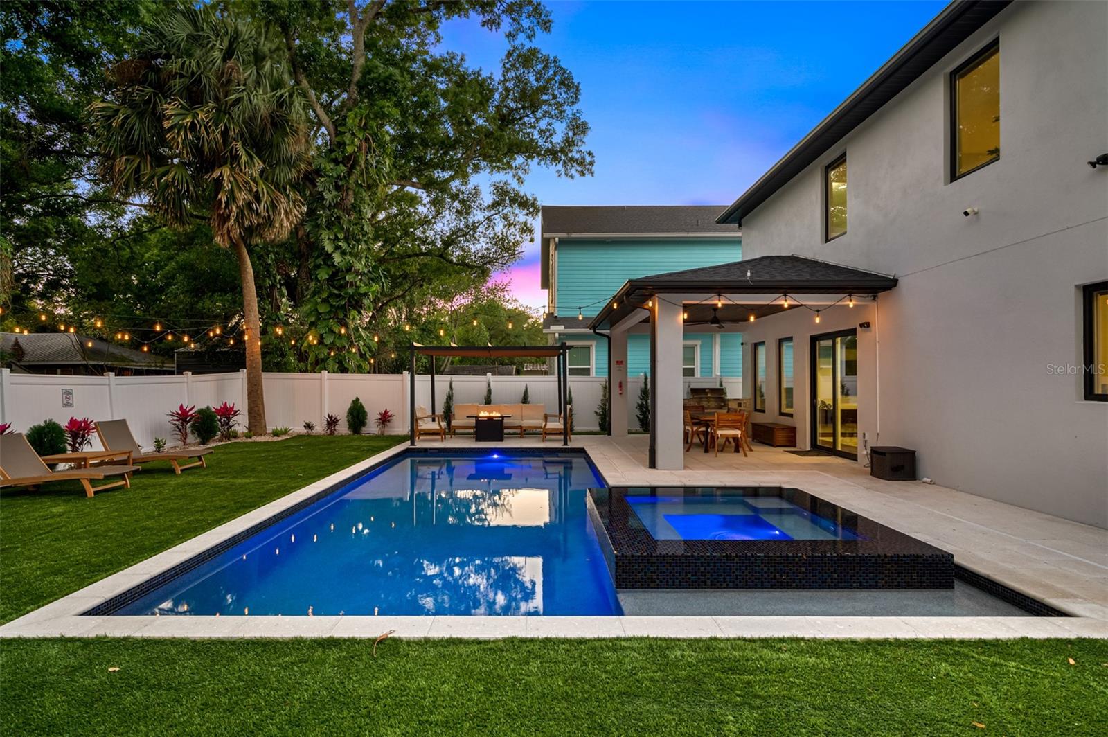 SUBURB ROYAL - Residential Lease