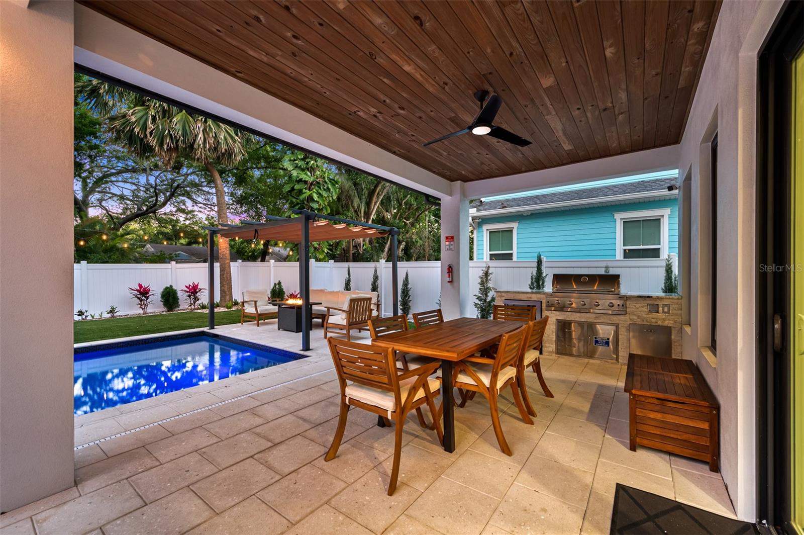 SUBURB ROYAL - Residential Lease