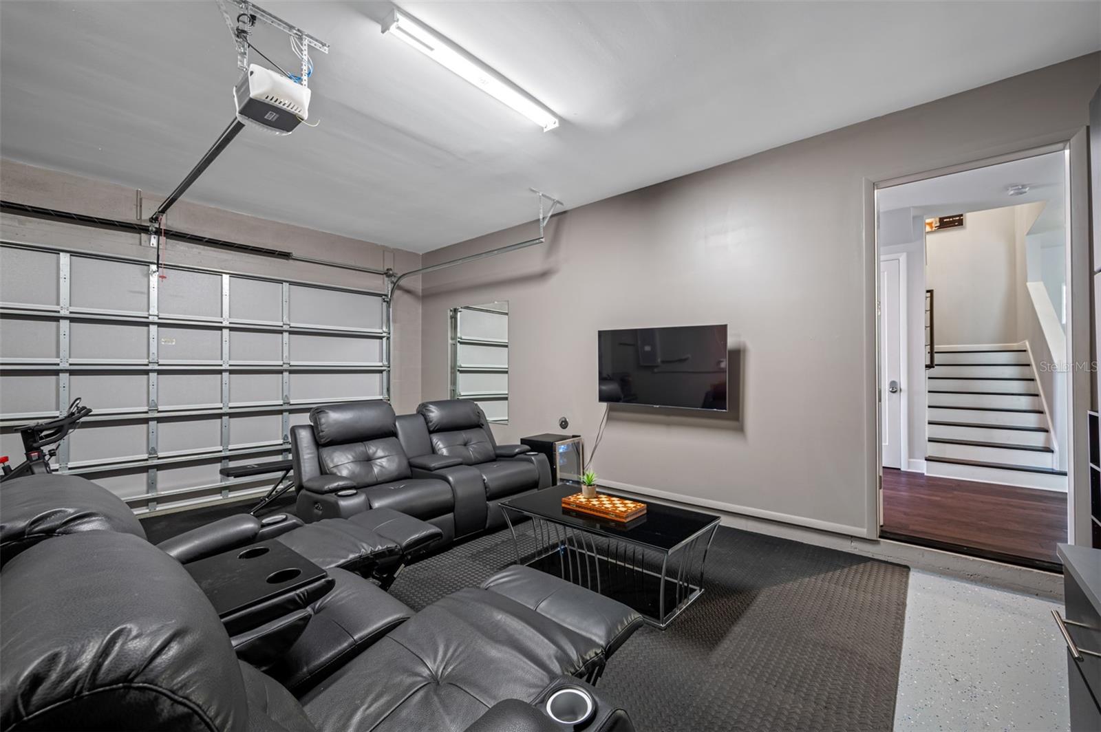 SUBURB ROYAL - Residential Lease