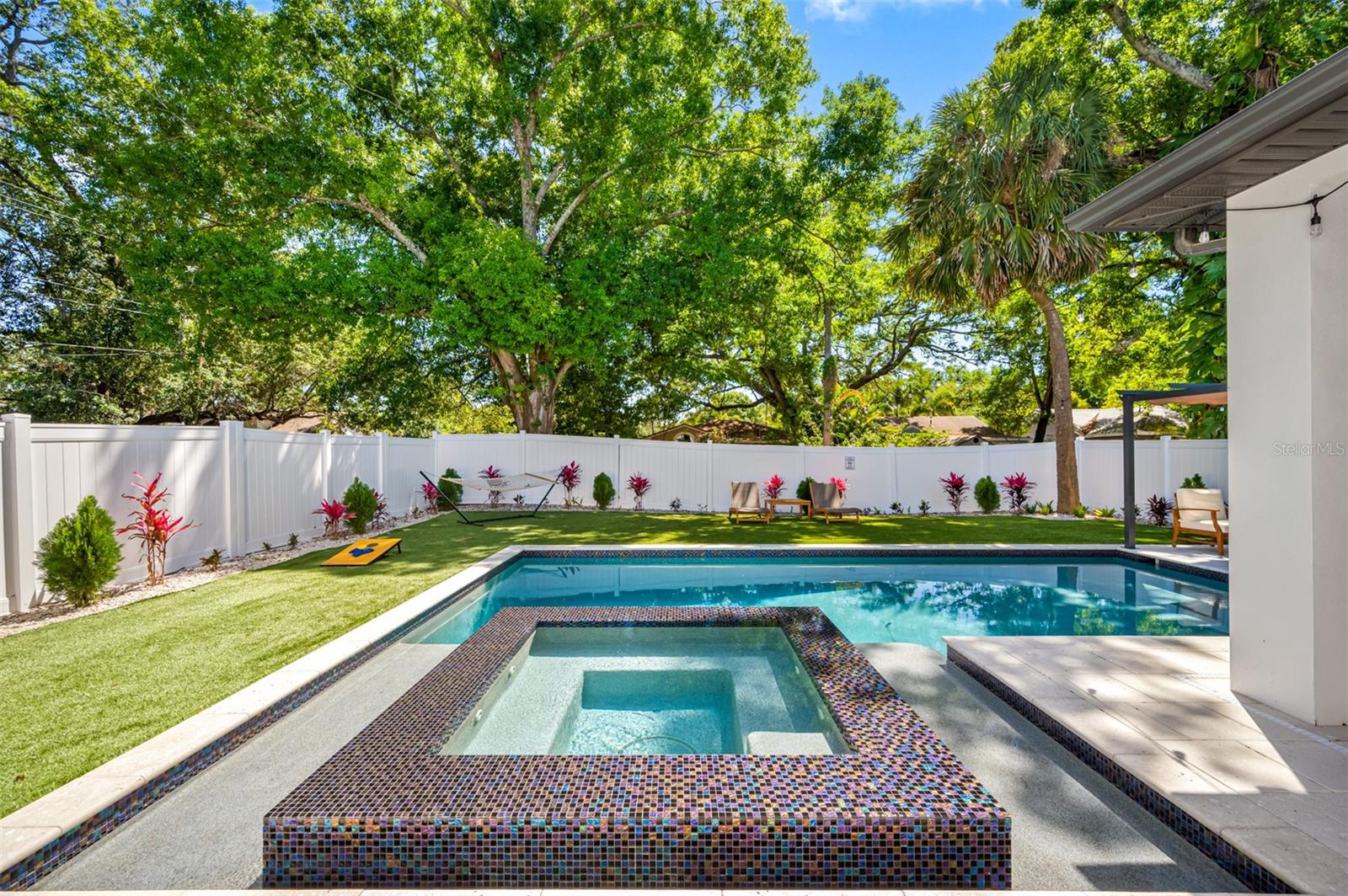 SUBURB ROYAL - Residential Lease