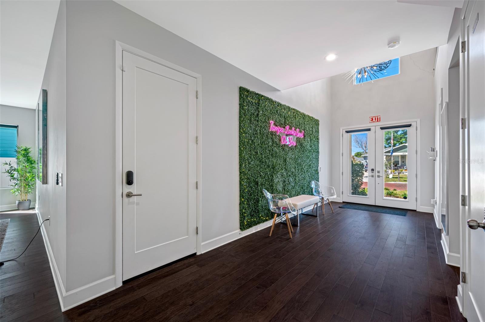 SUBURB ROYAL - Residential Lease