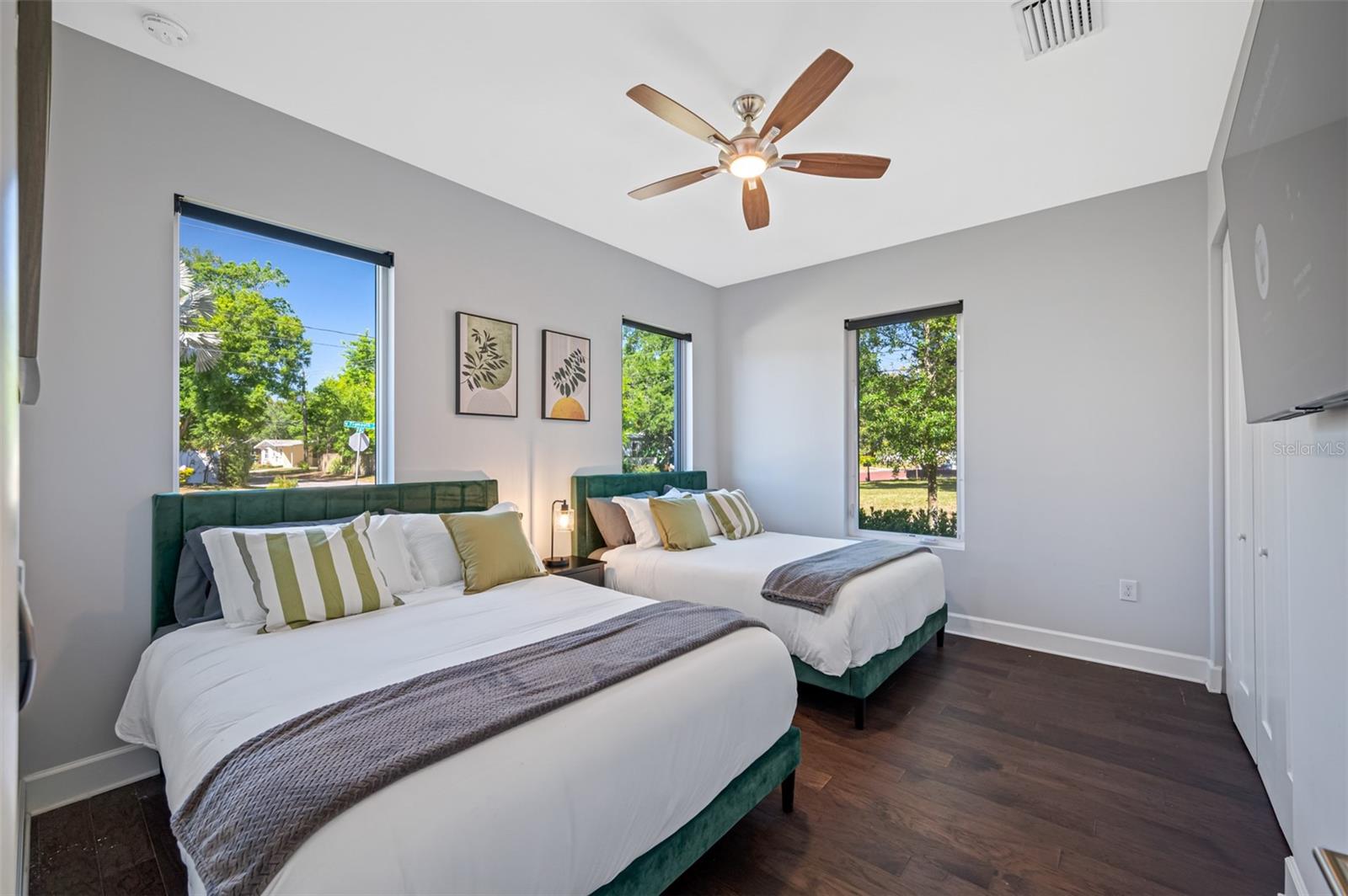 SUBURB ROYAL - Residential Lease