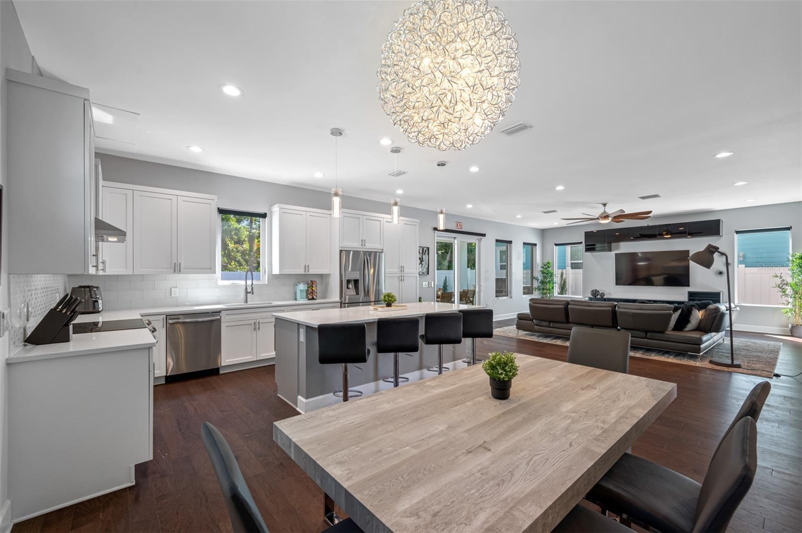 SUBURB ROYAL - Residential Lease