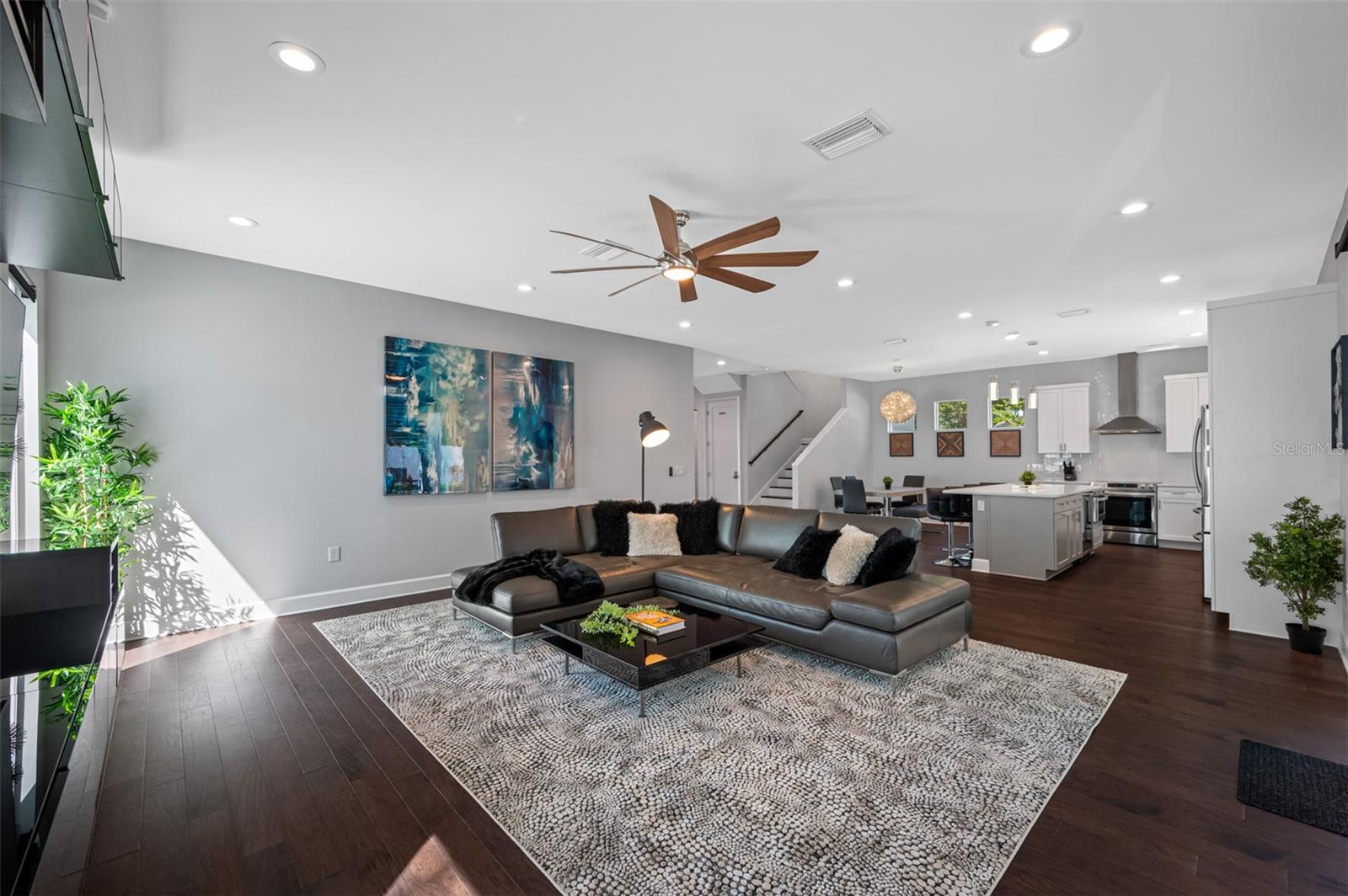 SUBURB ROYAL - Residential Lease