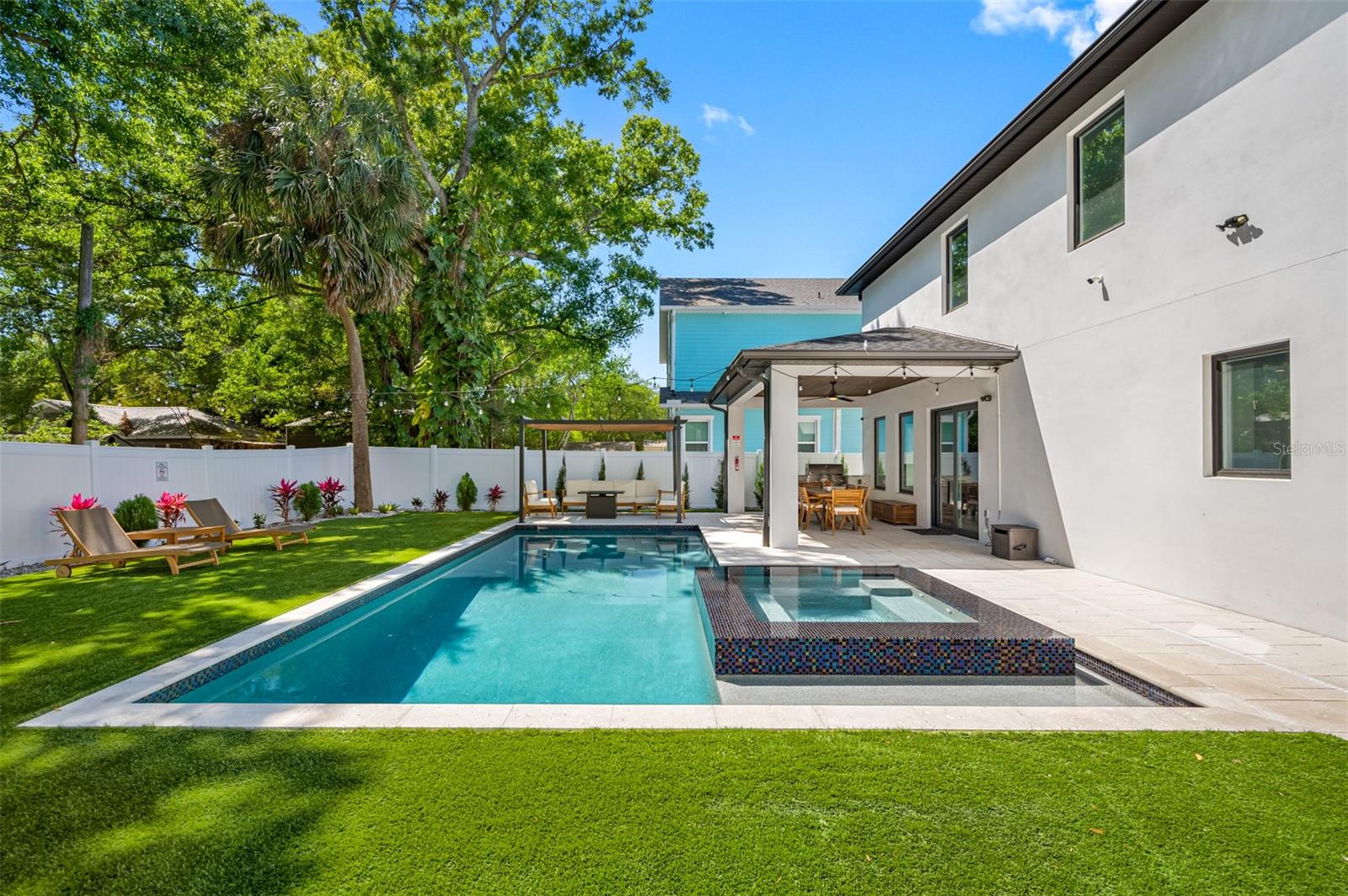 SUBURB ROYAL - Residential Lease