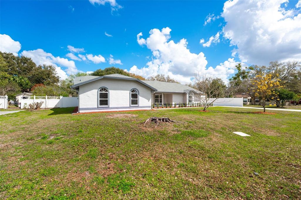 Photo of 5521 Oak Street, Mount Dora, FL 32757 (MLS # S5145286)