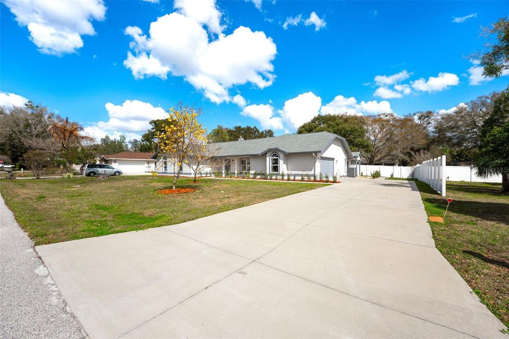 Photo of 5521 Oak Street, Mount Dora, FL 32757 (MLS # S5145286)