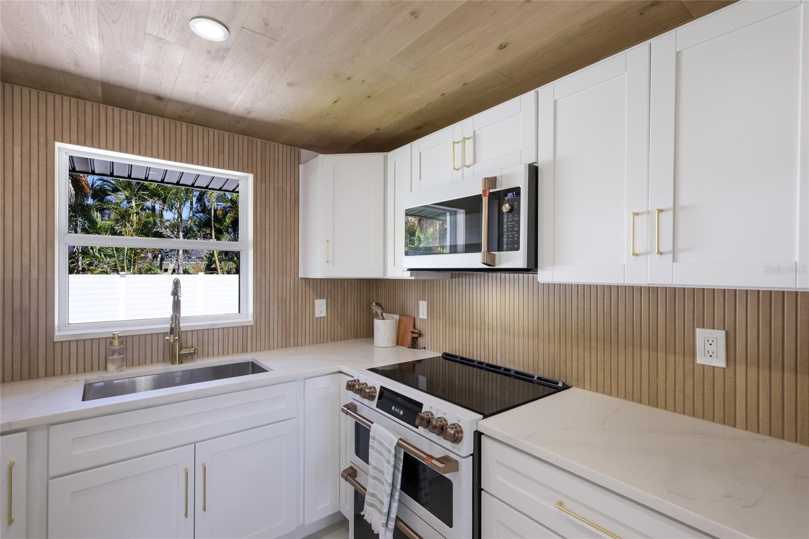 HOLMES BEACH 33RD UNIT - Residential