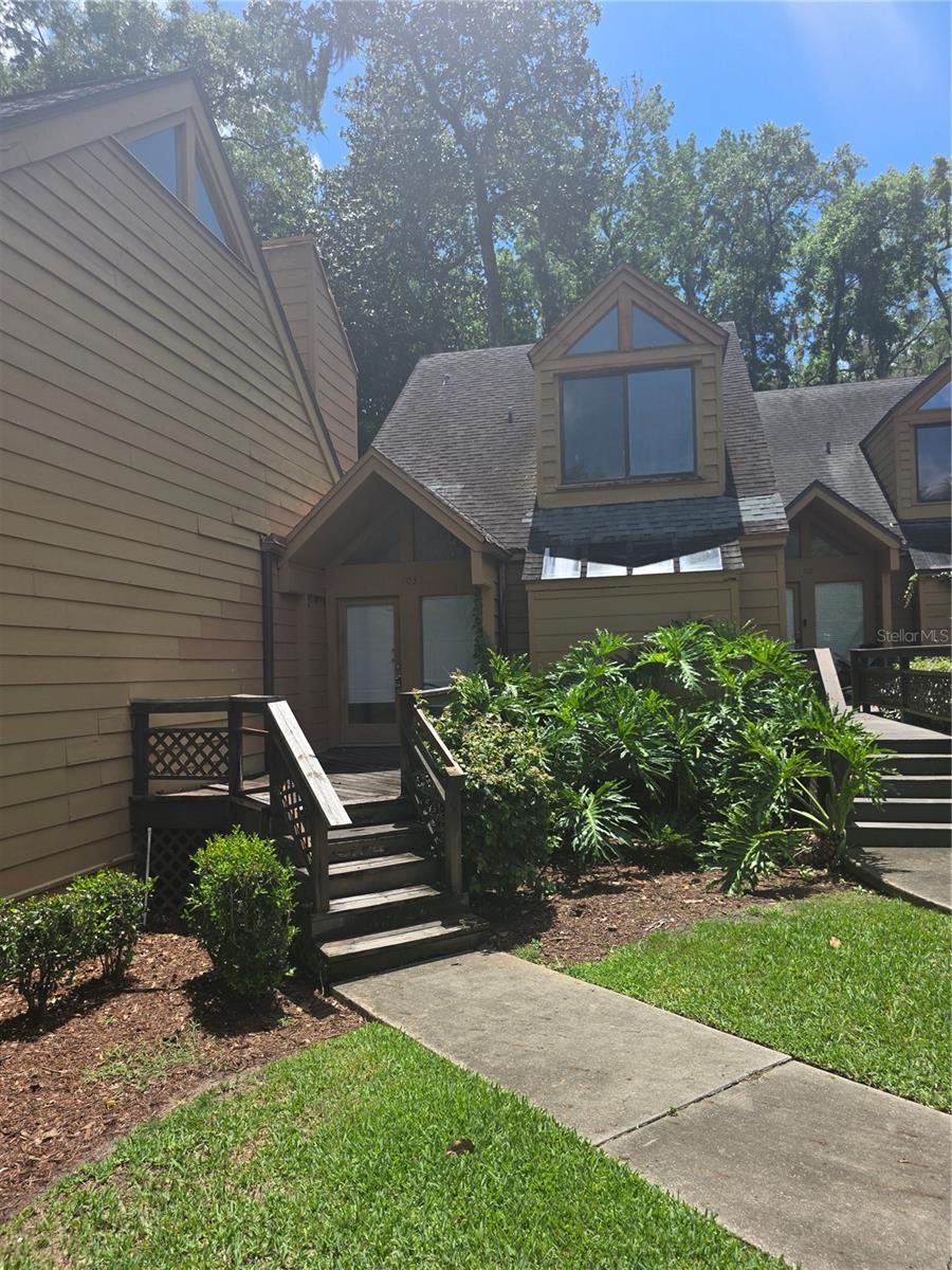 Cozy two bedroom, two bathroom townhouse located in Park Place of Ocala. Gated community close to the downtown square, shopping, and restaurants.