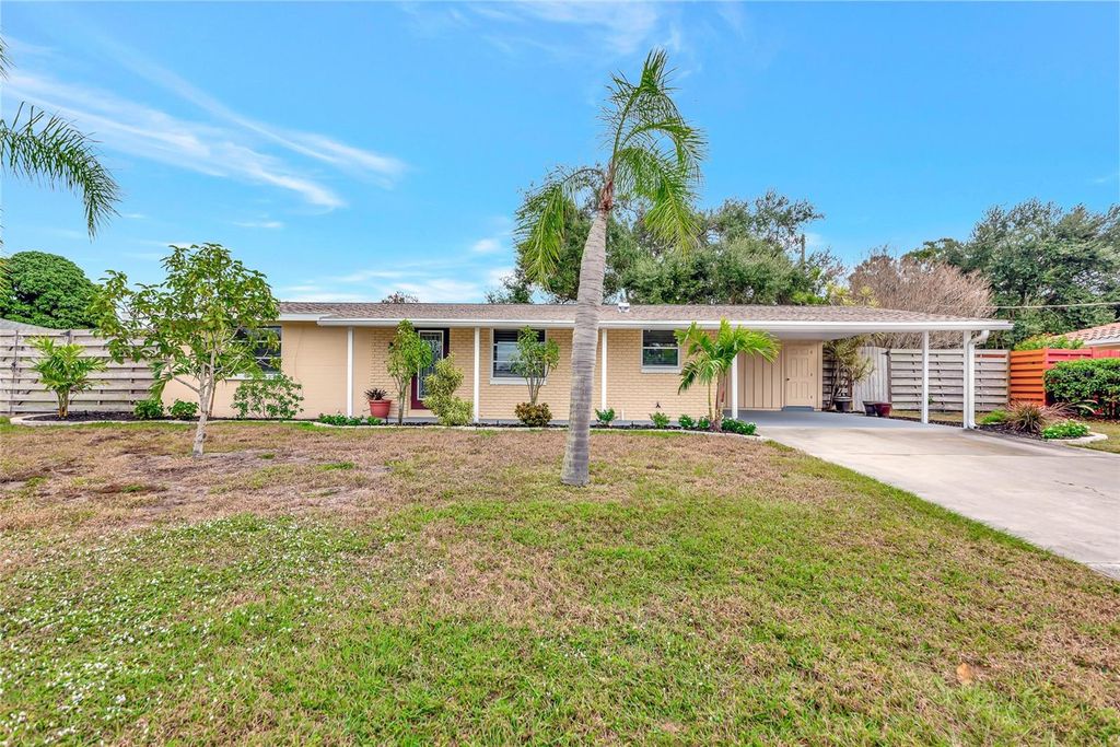 Photo of 2707 Bigelow Dr, Sarasota, FL 34239 (MLS # A4674578)