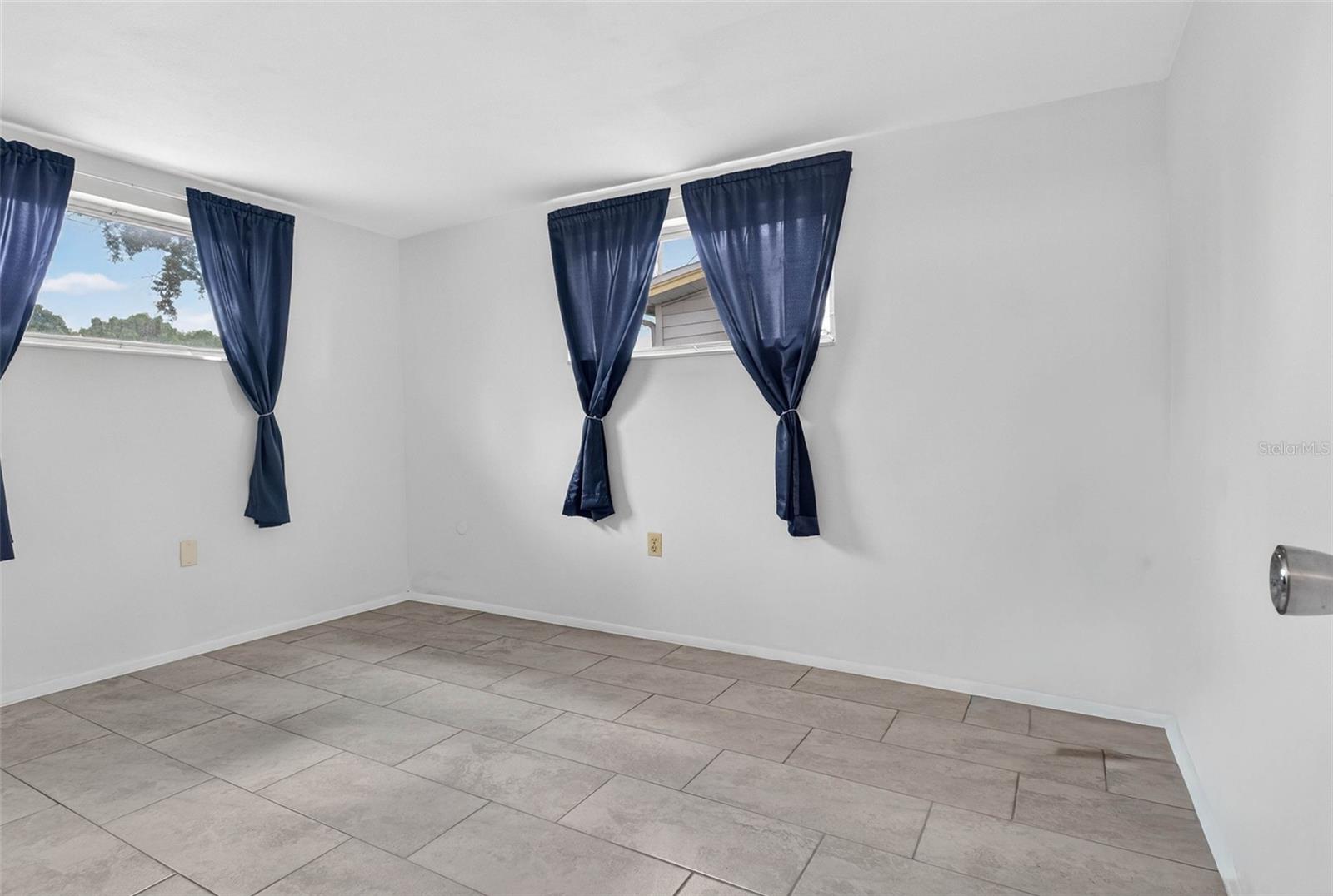 COLONIAL HILLS - Residential