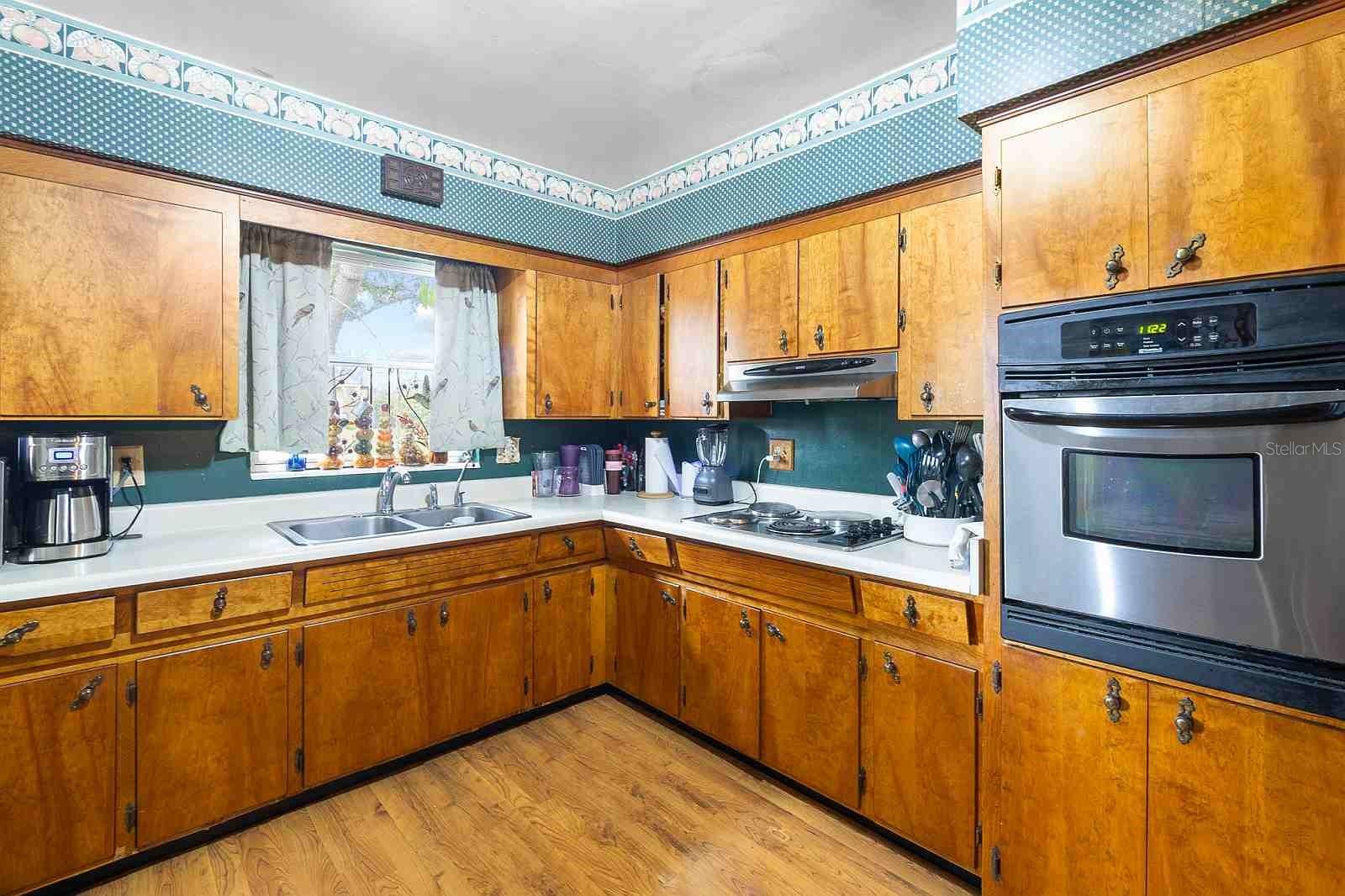 ESQUIRE MANOR - Residential