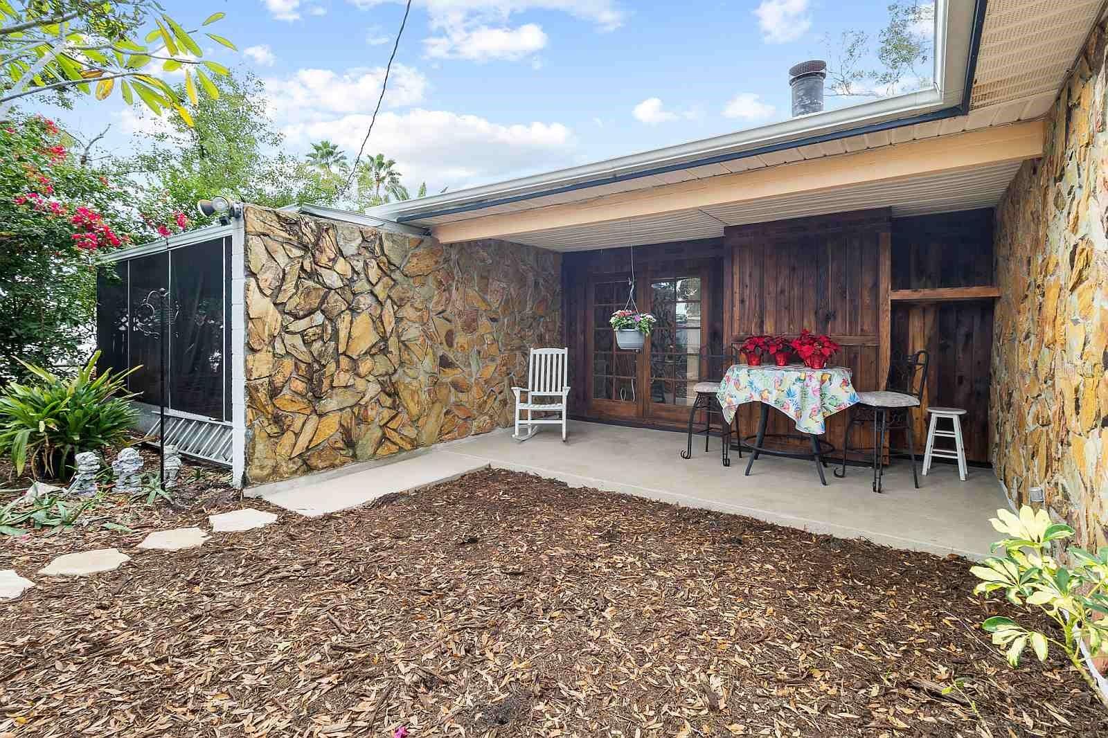 ESQUIRE MANOR - Residential