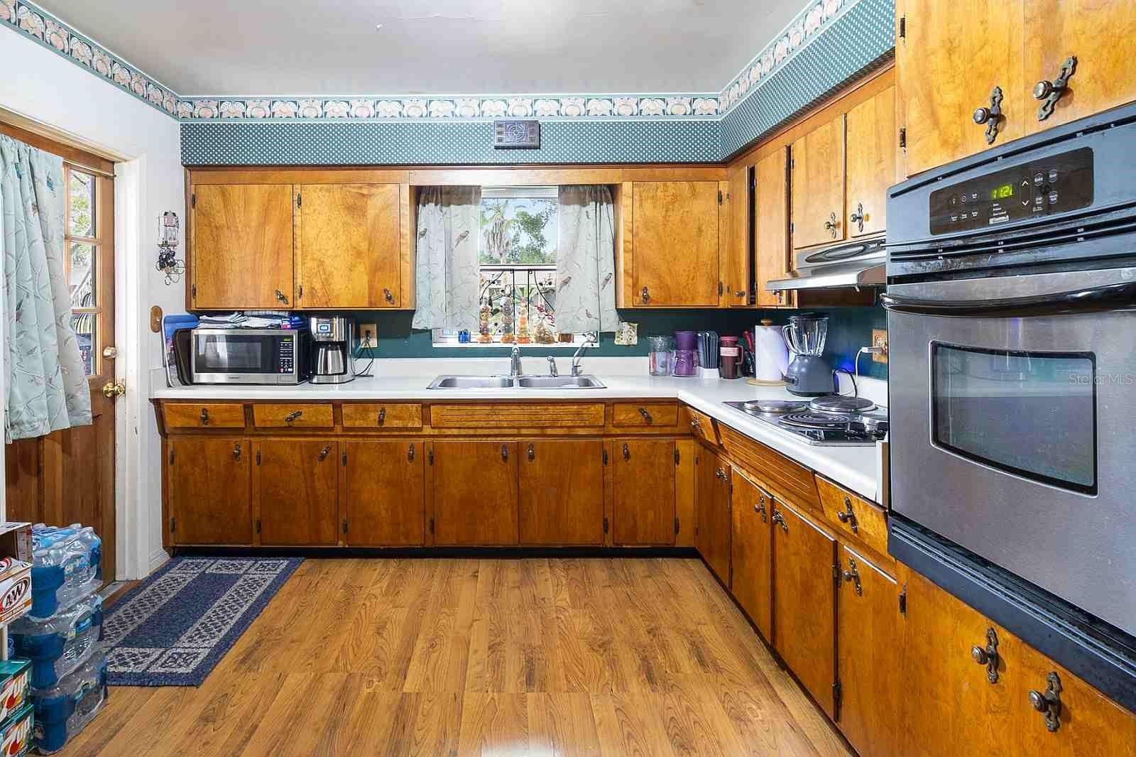 ESQUIRE MANOR - Residential