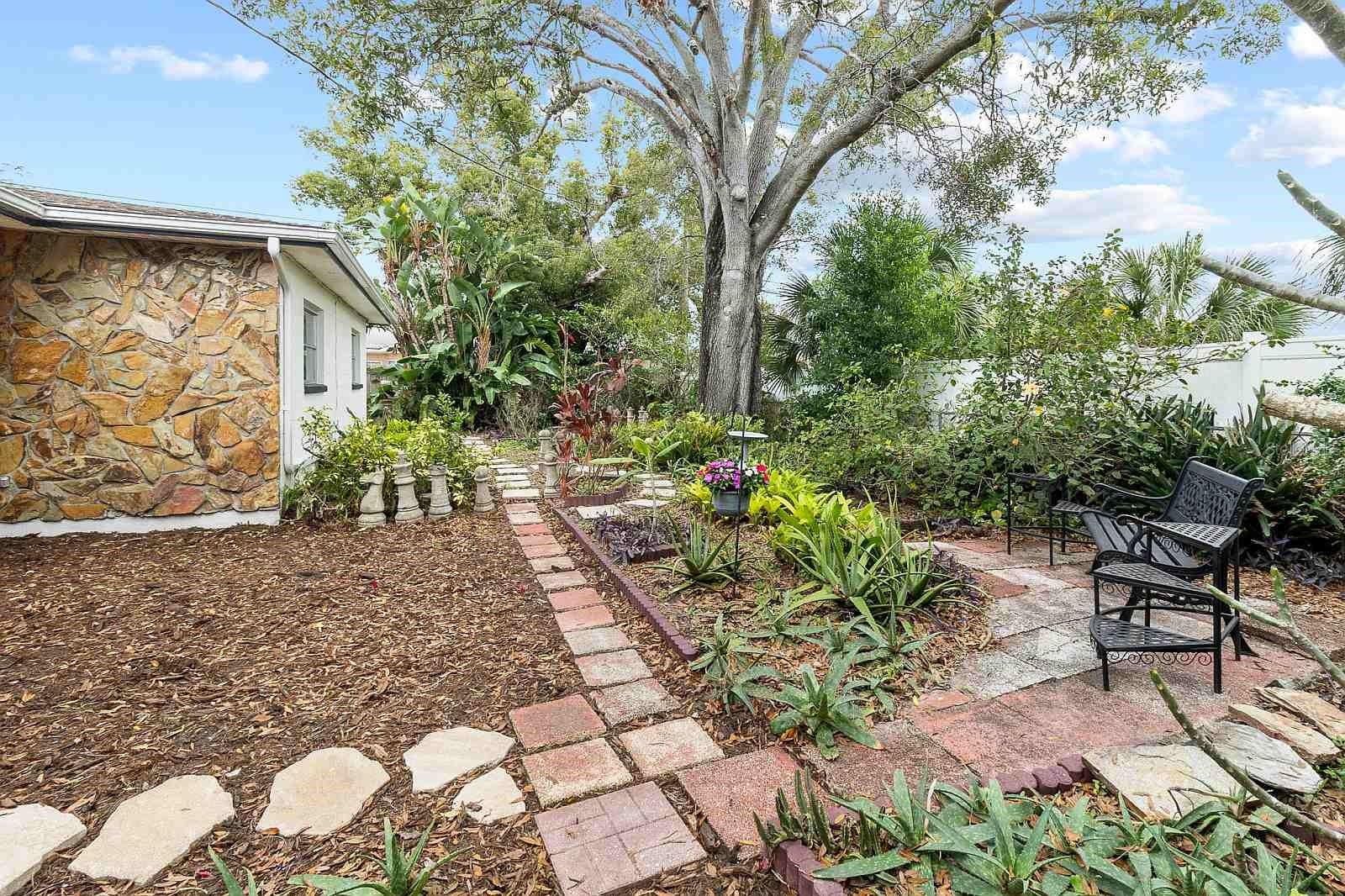 ESQUIRE MANOR - Residential