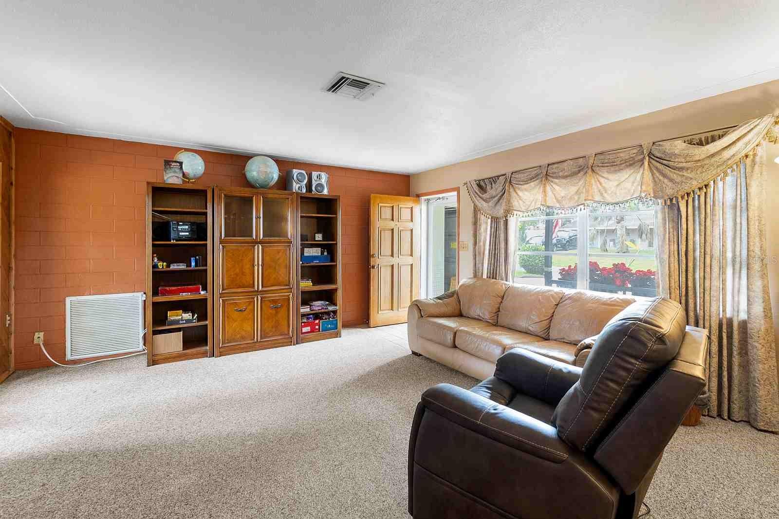 ESQUIRE MANOR - Residential